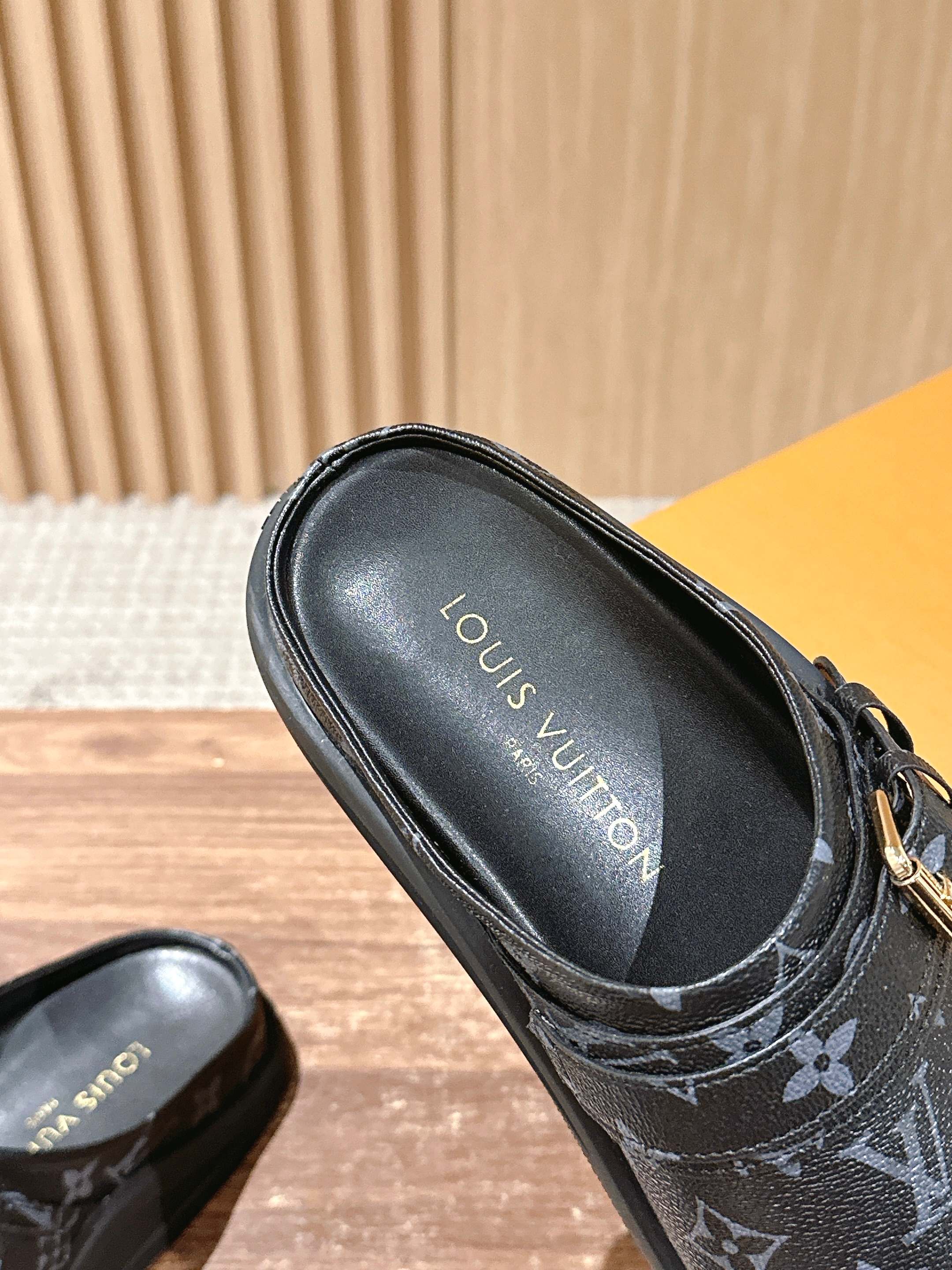 Новинка LV 2025 - Обувь Birkenstock - Монограммный узор - Черный