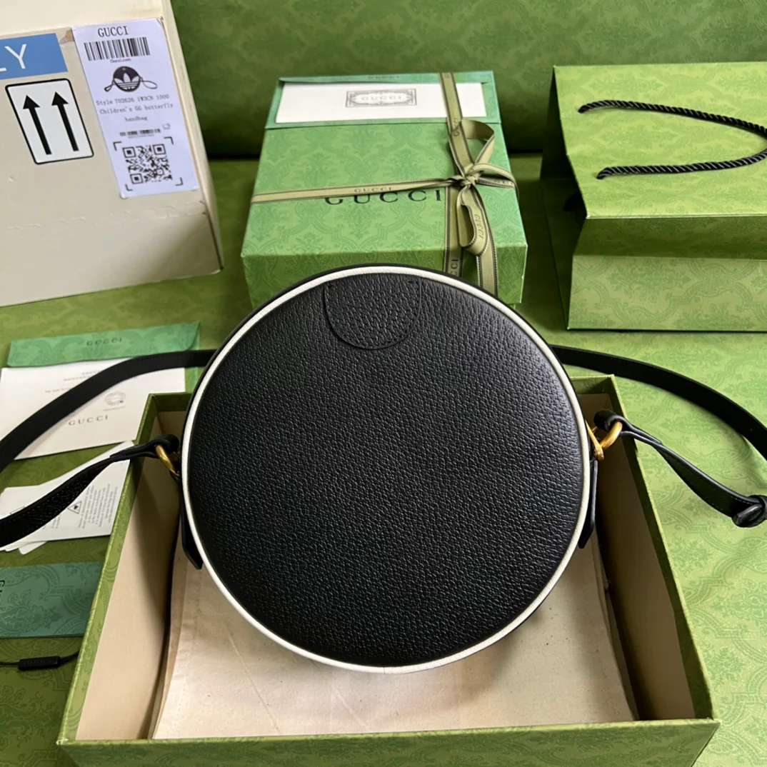 Сумка через плечо, созданная в рамках коллаборации Gucci-adidas x Gucci, 22x22x7 см, черная с контрастными вставками.