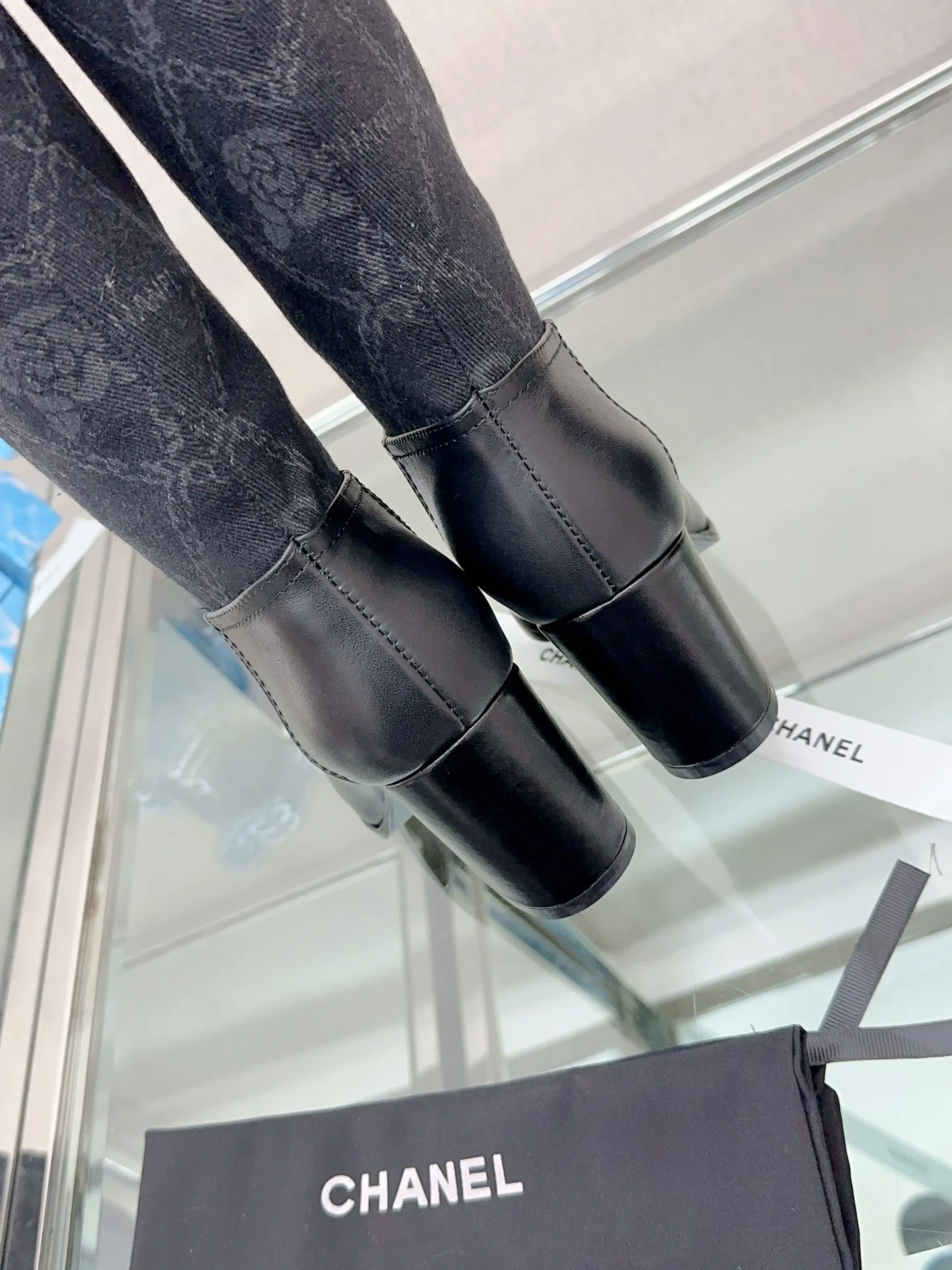 Новинка сезона осень/зима 2023 от Chanel - Ботинки на массивном каблуке - Черные