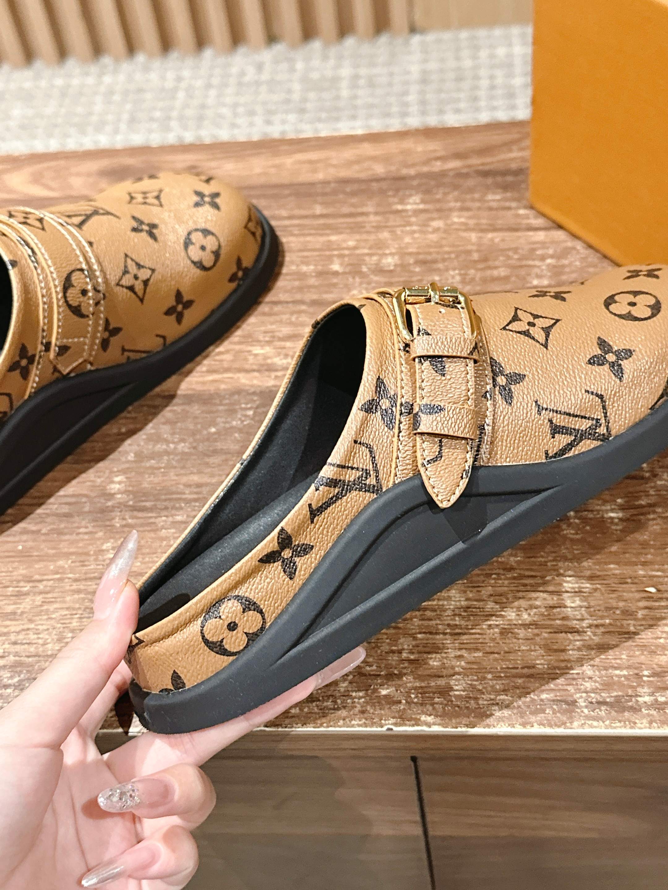 Новинка LV 2025 - Обувь Birkenstock - Монограммный узор - Светло-коричневый