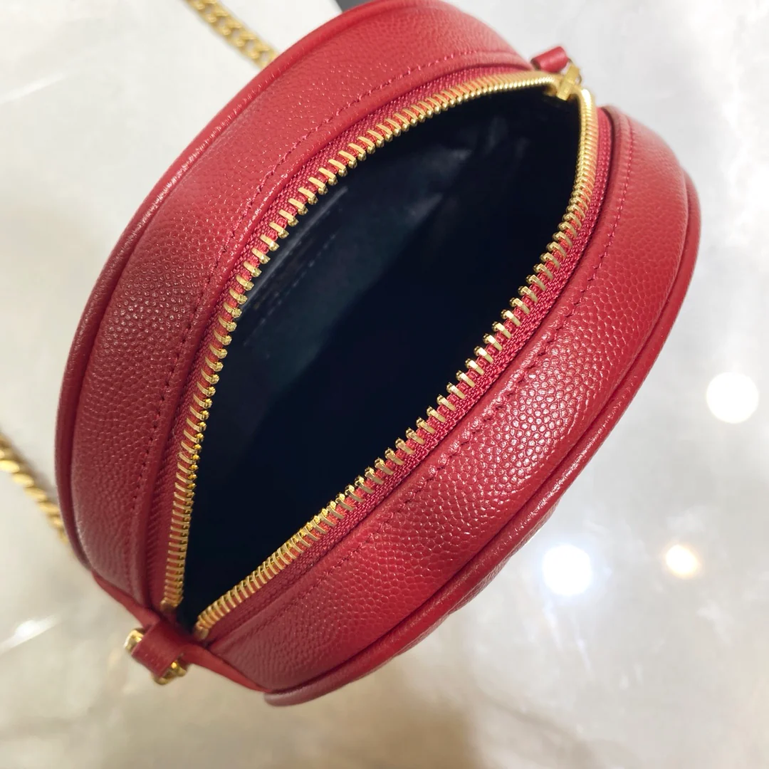 Маленькая круглая сумка YSL Vinyle - красная с золотой фурнитурой.