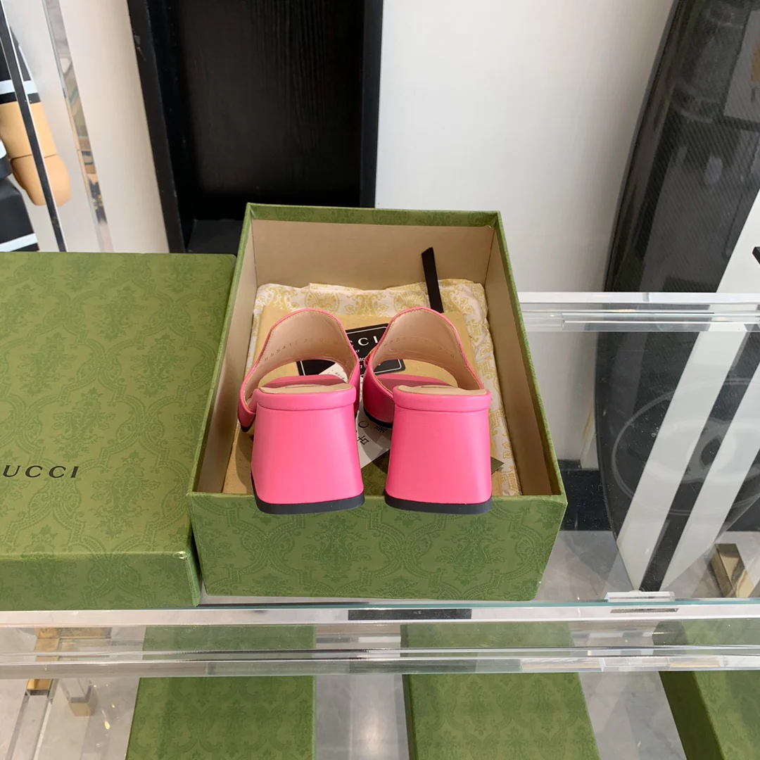 Босоножки Gucci с квадратным носком и низким каблуком