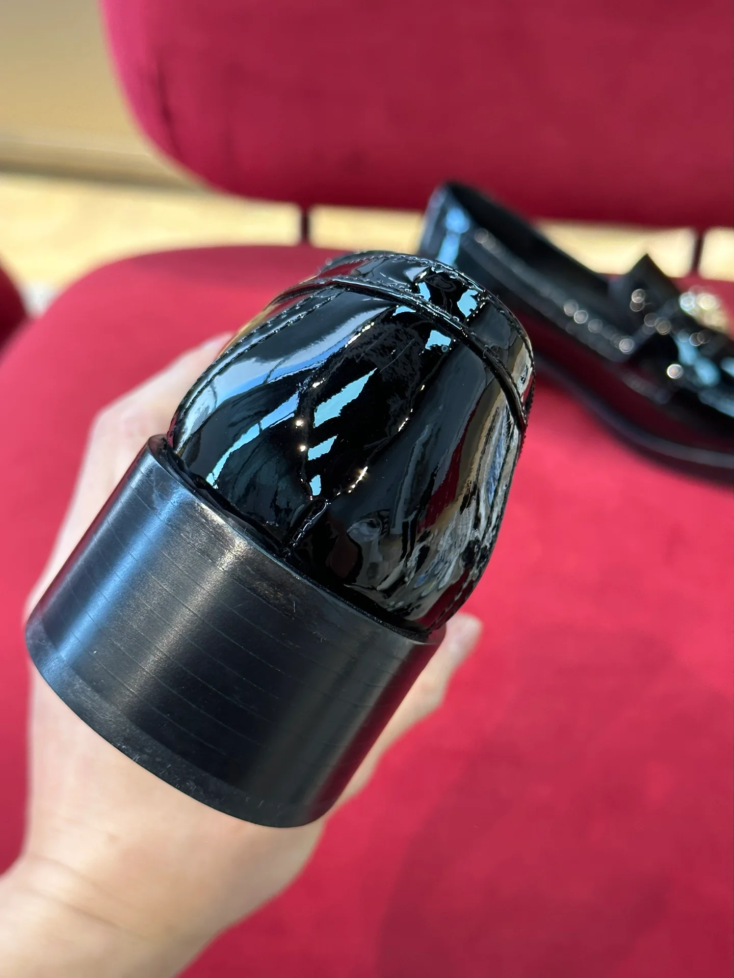 Новинка весны 2023 года от Chanel — лоферы в форме сердца.