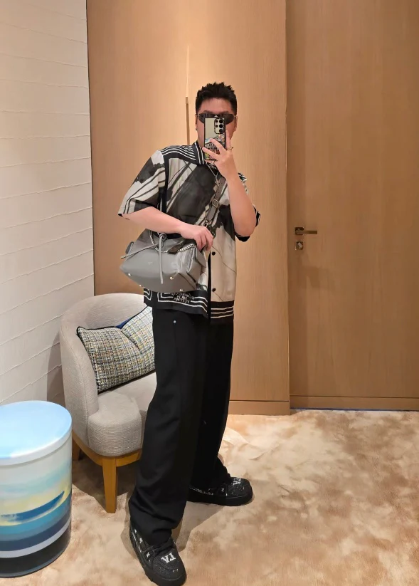 LV-m24861-carryall-cargo-vibe-pm handbag-grey