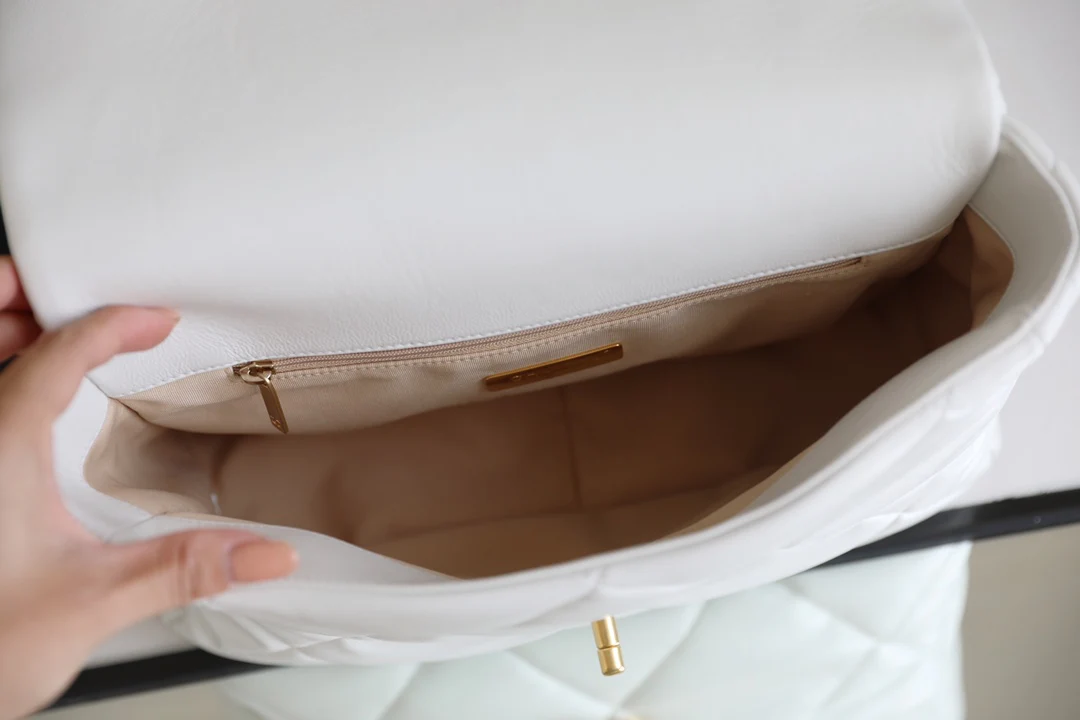 Сумка Chanel 19 — средняя, ??белая.