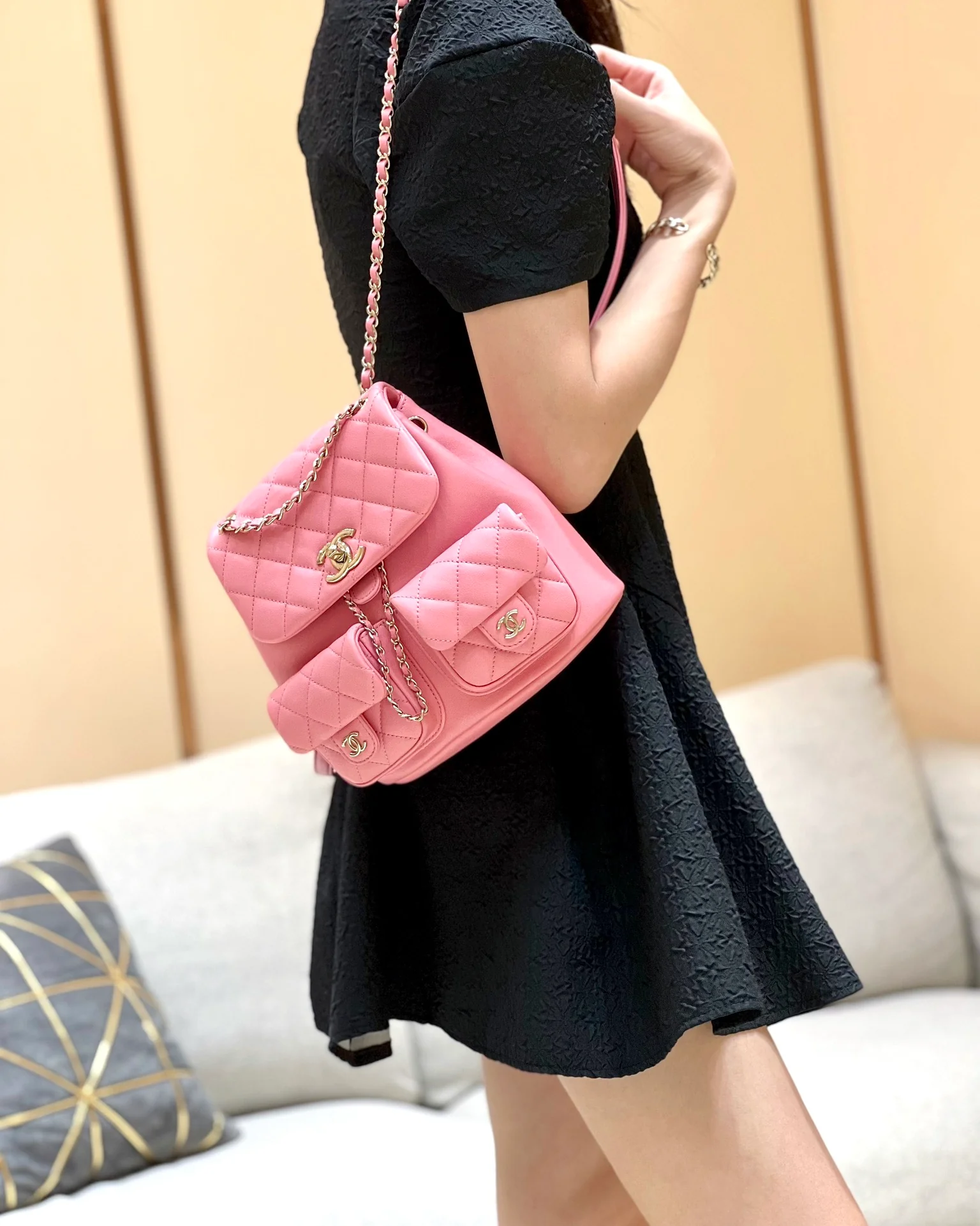 Коллекция Chanel Весна/Лето 2023 - Duma - Однотонный рюкзак из телячьей кожи - Розовый