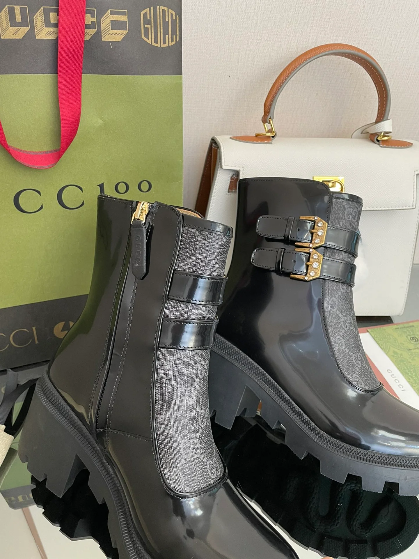 Сапоги Gucci на массивном каблуке до середины икры с монограммой — черные.