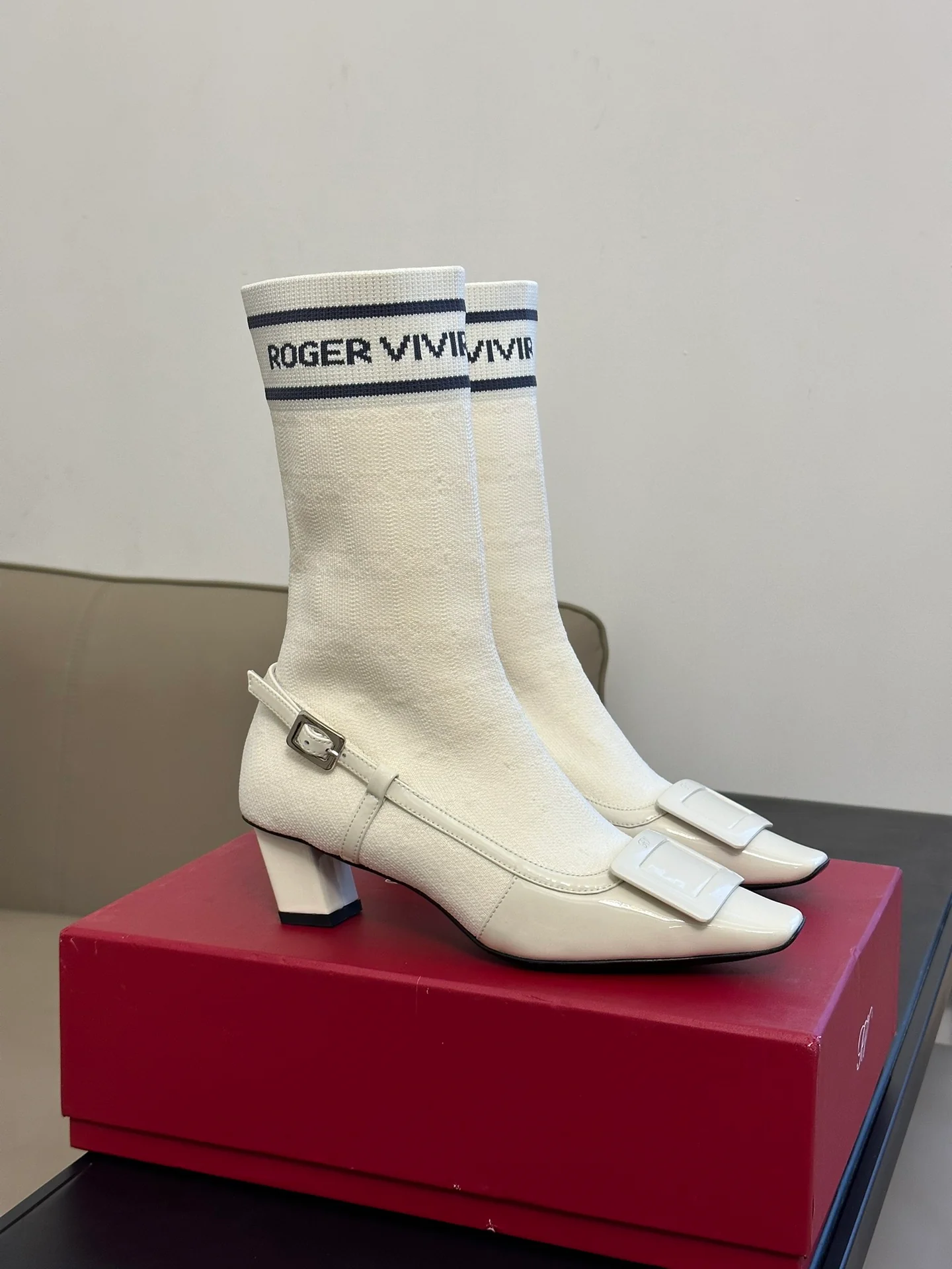 Обувь RV Shoes - Новинка сезона осень/зима 2023 - Ботильоны-носки на высоком каблуке с квадратным носком - Белые