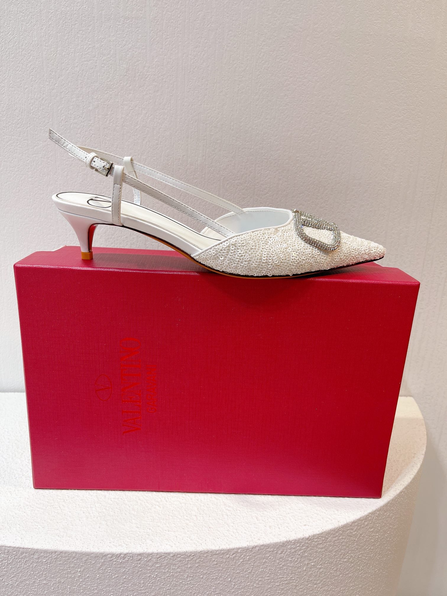 Новинка с официального сайта Valentino 2023 — Глянцевые босоножки на низком каблуке с острым носком — 4 см — Белые