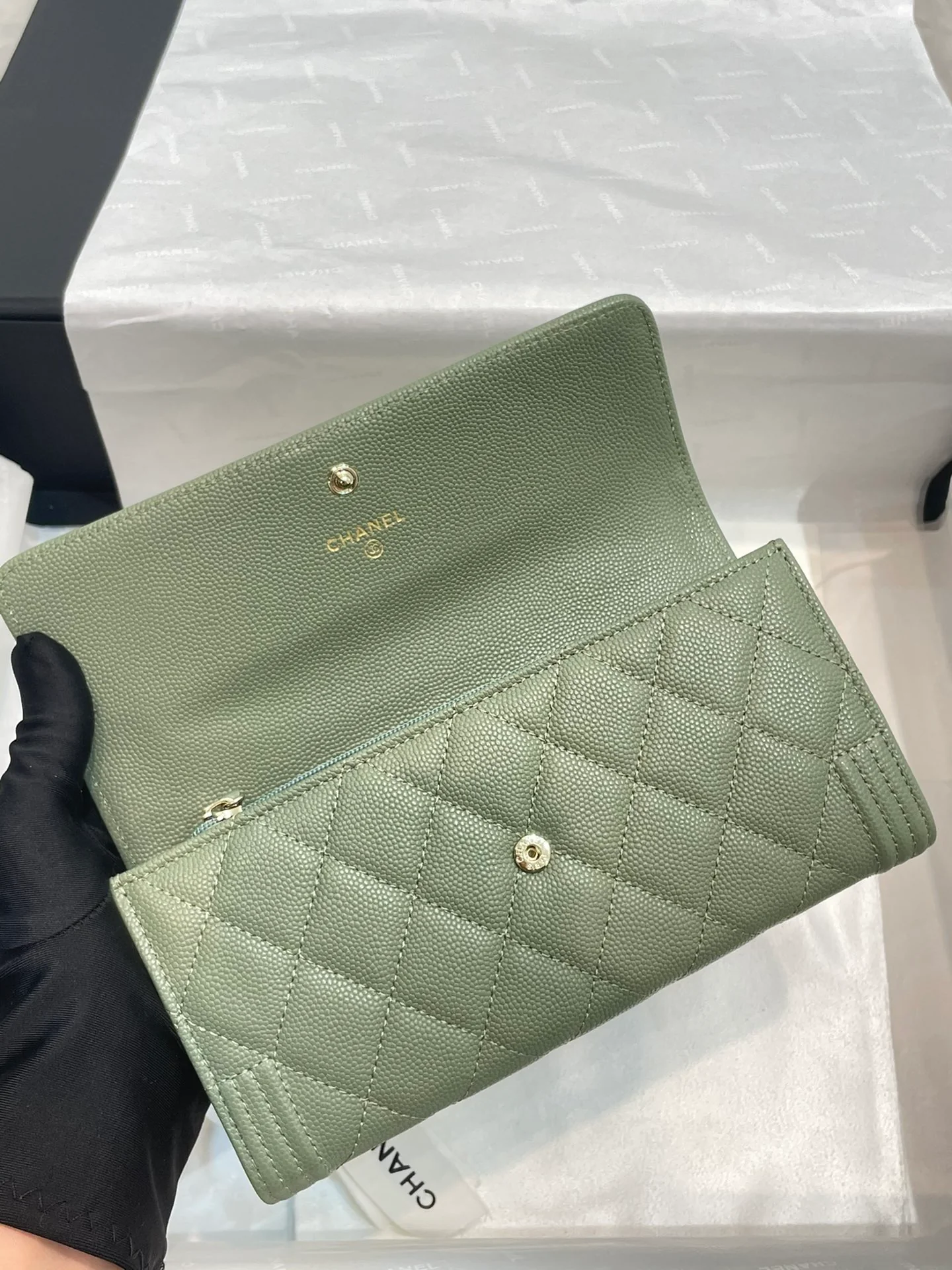 Монетоприемник Chanel Le Boy Classic на молнии - зеленый