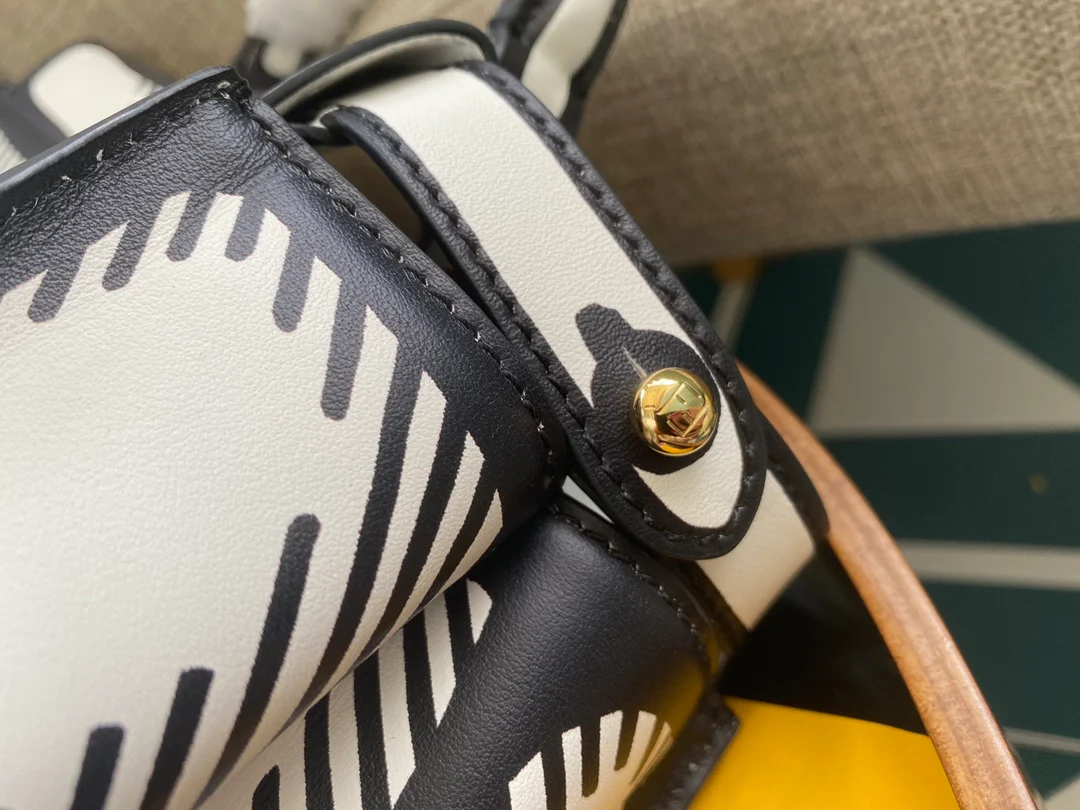 Сумка Fendi Peekaboo Medium из белой кожи.