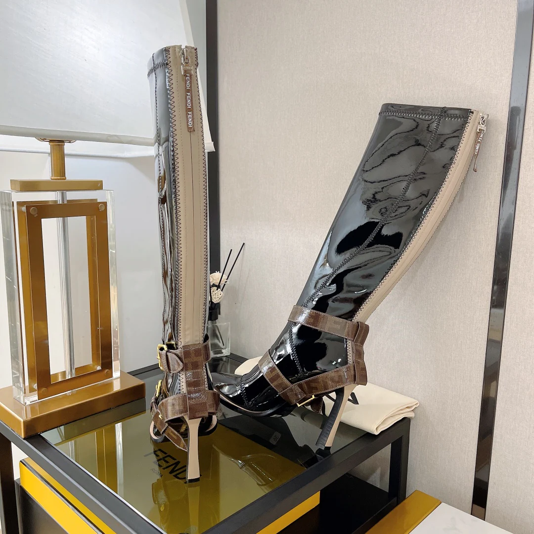 Новинка сезона осень/зима 2022 от Fendi — Эластичные лакированные ботинки, серия FFrame — Ботинки на высоком каблуке