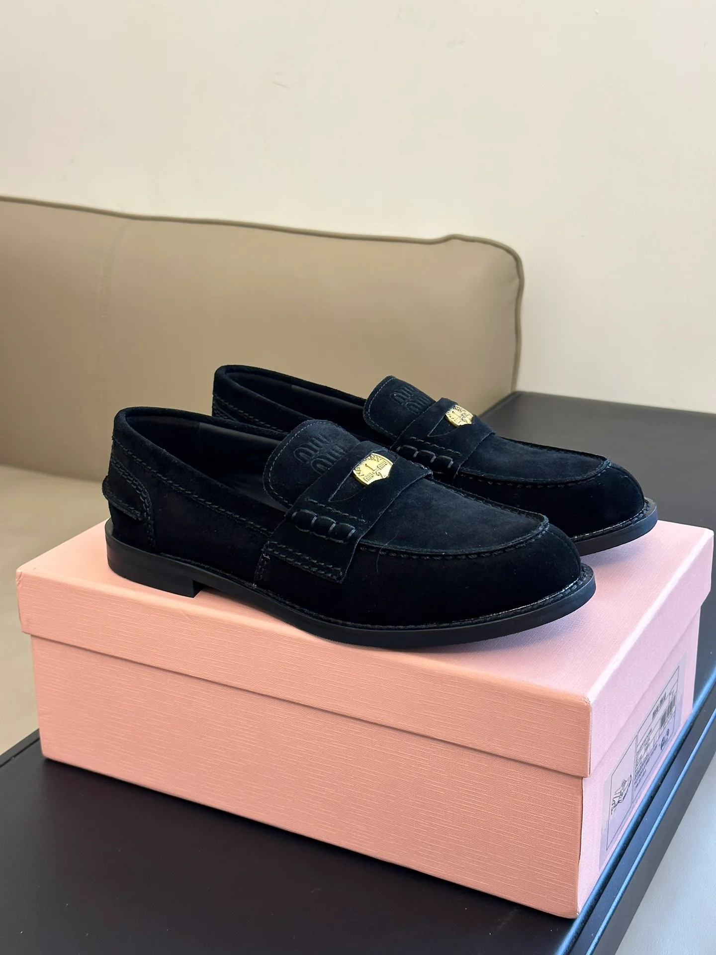 Новинка сезона осень/зима 2023 от Miu Miu - Лоферы Gold Coin - Замшевые, черные