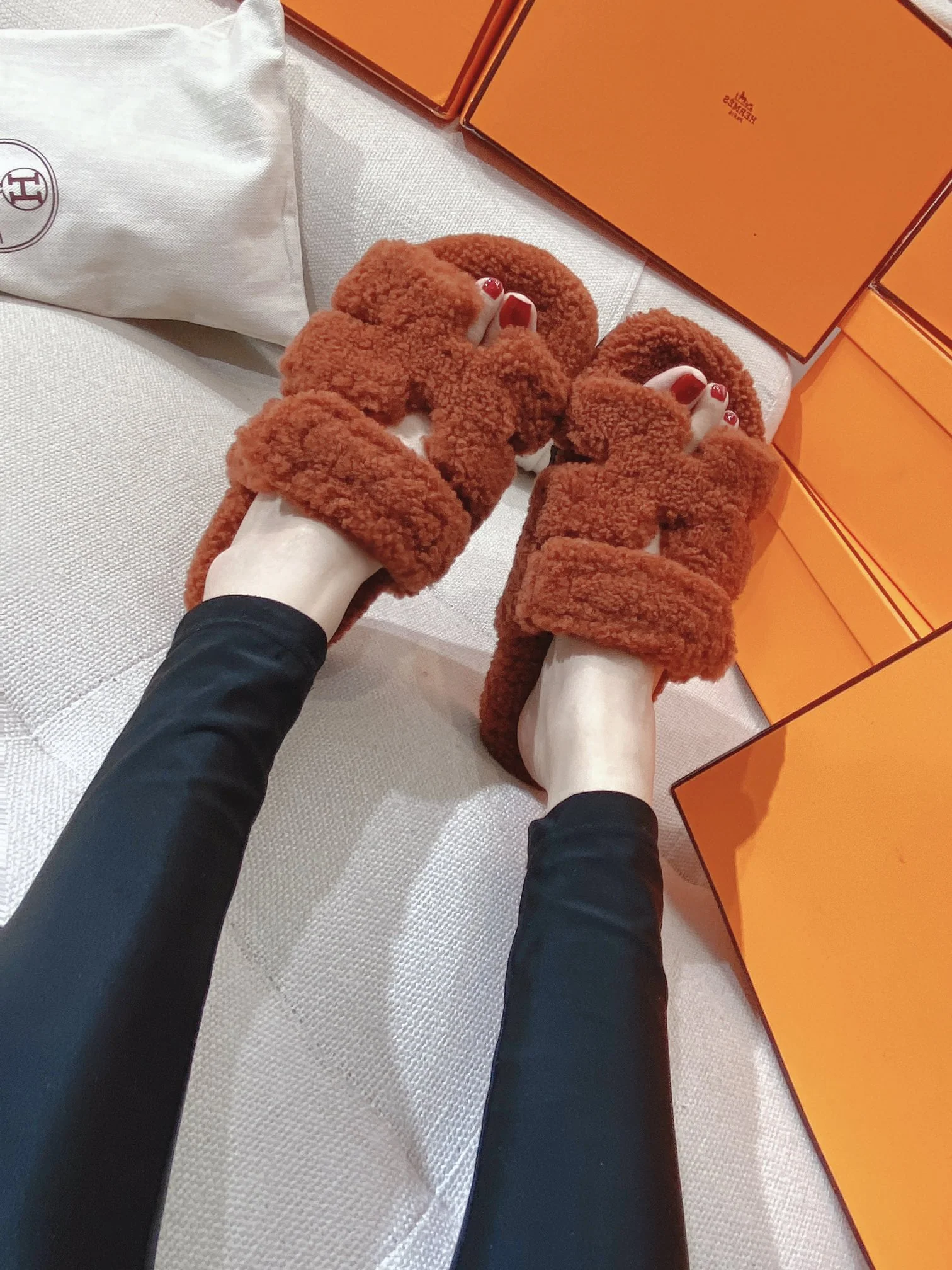 Новинка осенне-зимней коллекции Hermes 2022 — Домашние тапочки H-образной формы из овечьей шерсти и кожи, коричневые — на фото.