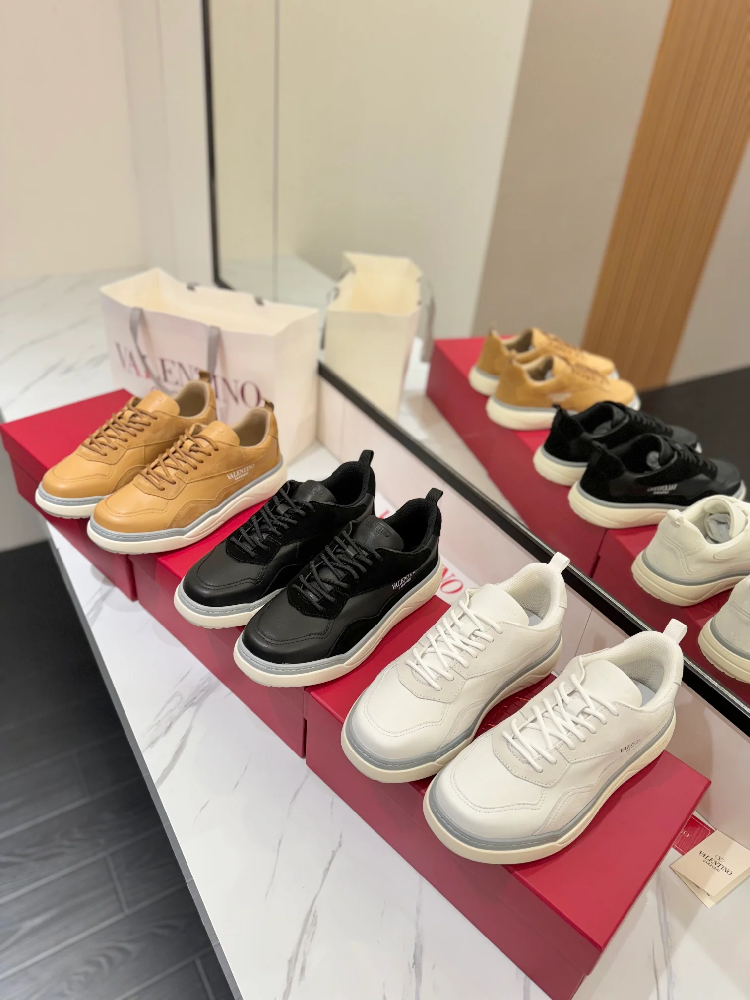 Valentino - Повседневные кроссовки - Изображение из коллекции