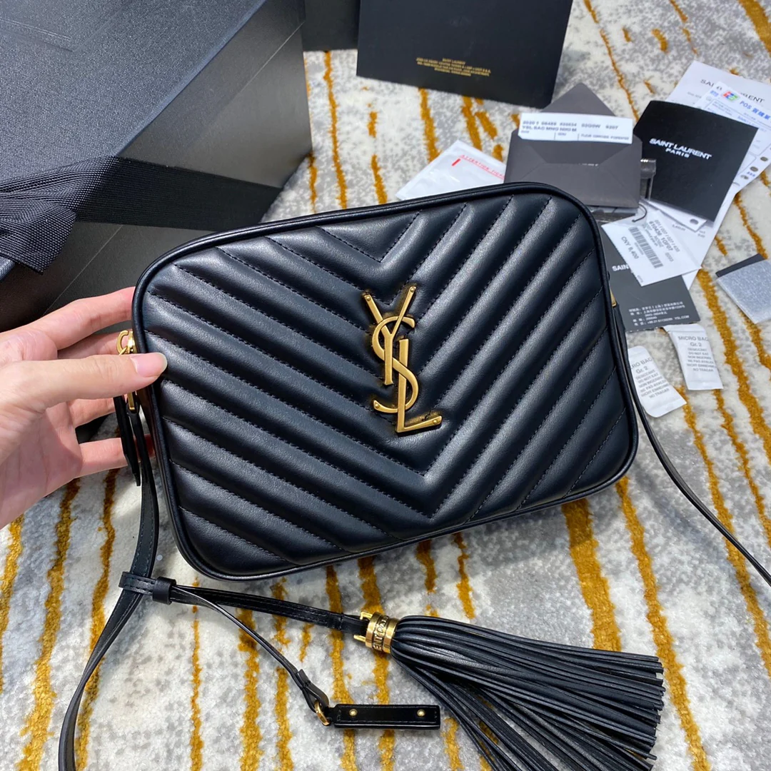 Фотосумка YSL Lou Bag — черная с золотой фурнитурой.