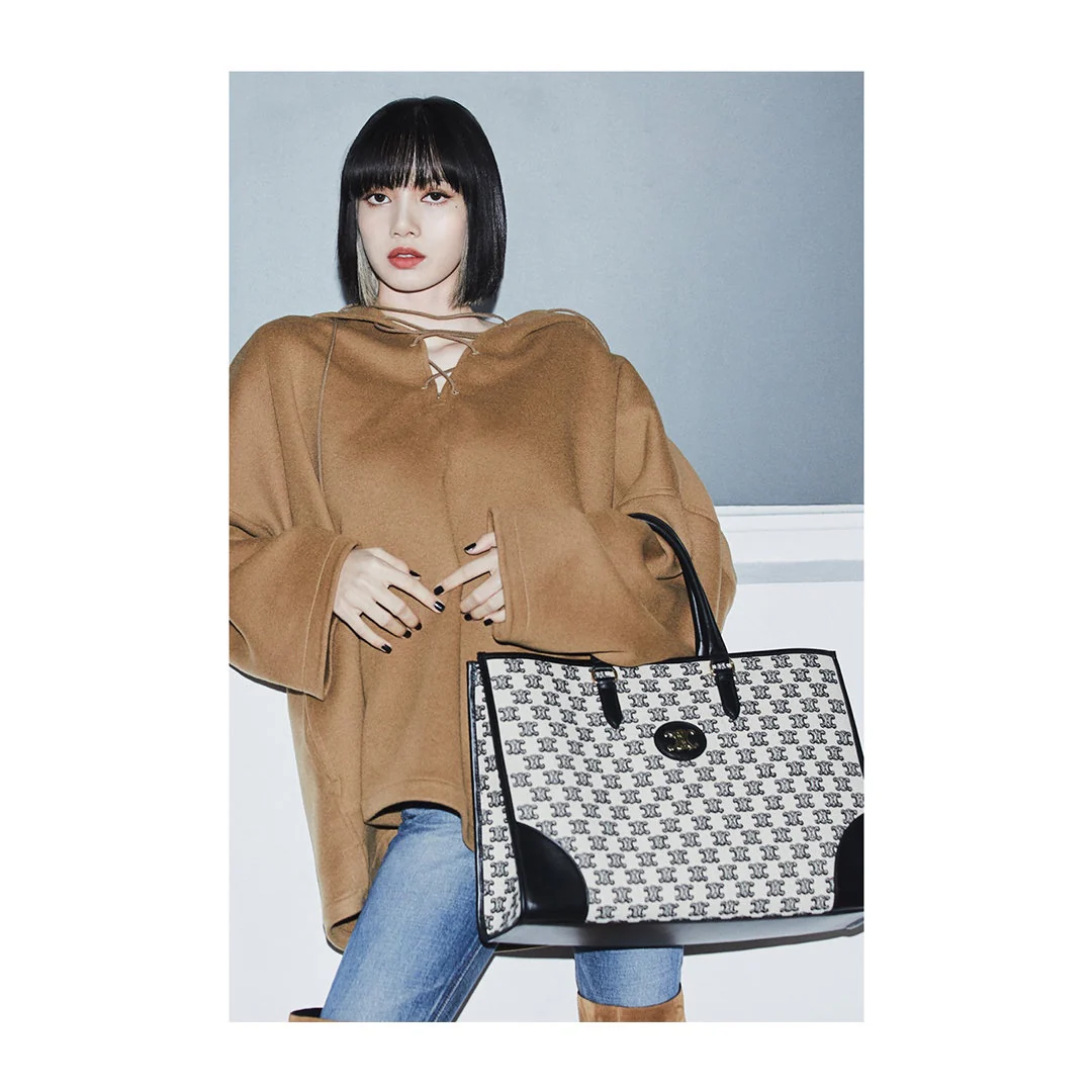 Большая сумка-тоут Celine Triomphe с черно-белой вышивкой