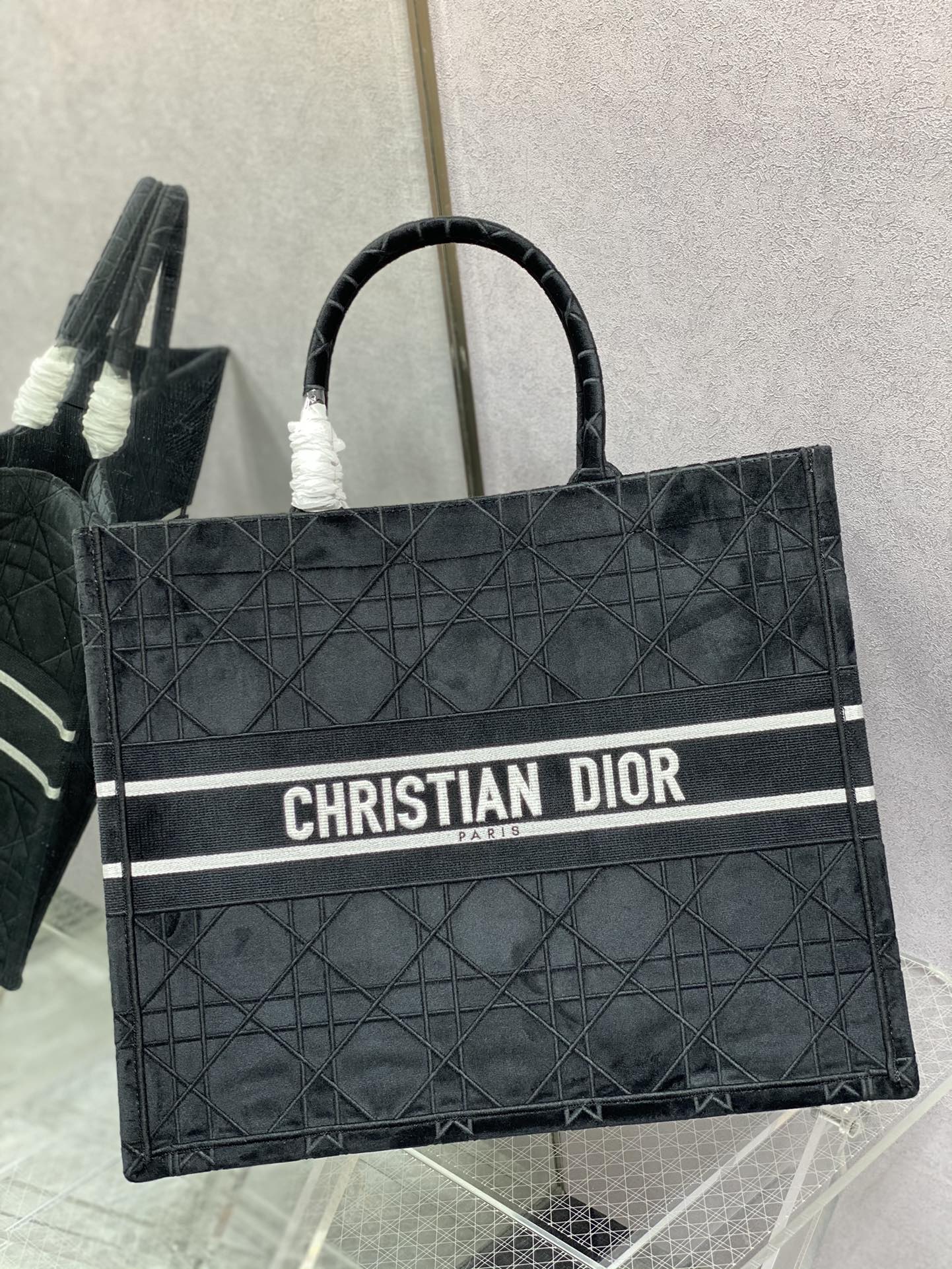 Большая сумка Dior Book Tote 41-5 см, осенне-зимняя коллекция, бархатная, с ромбовидным узором - 1