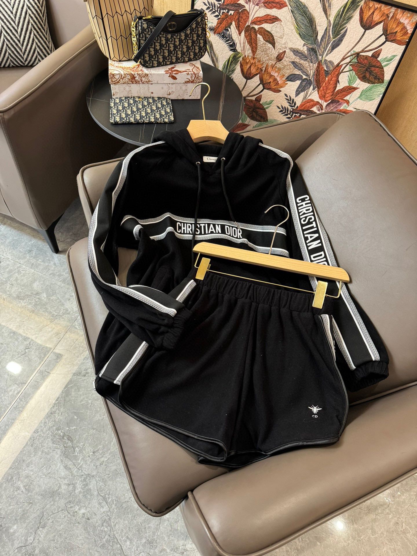 Комплект Dior 2403-24ss: топ с длинными рукавами и шорты с вышитой надписью - черный