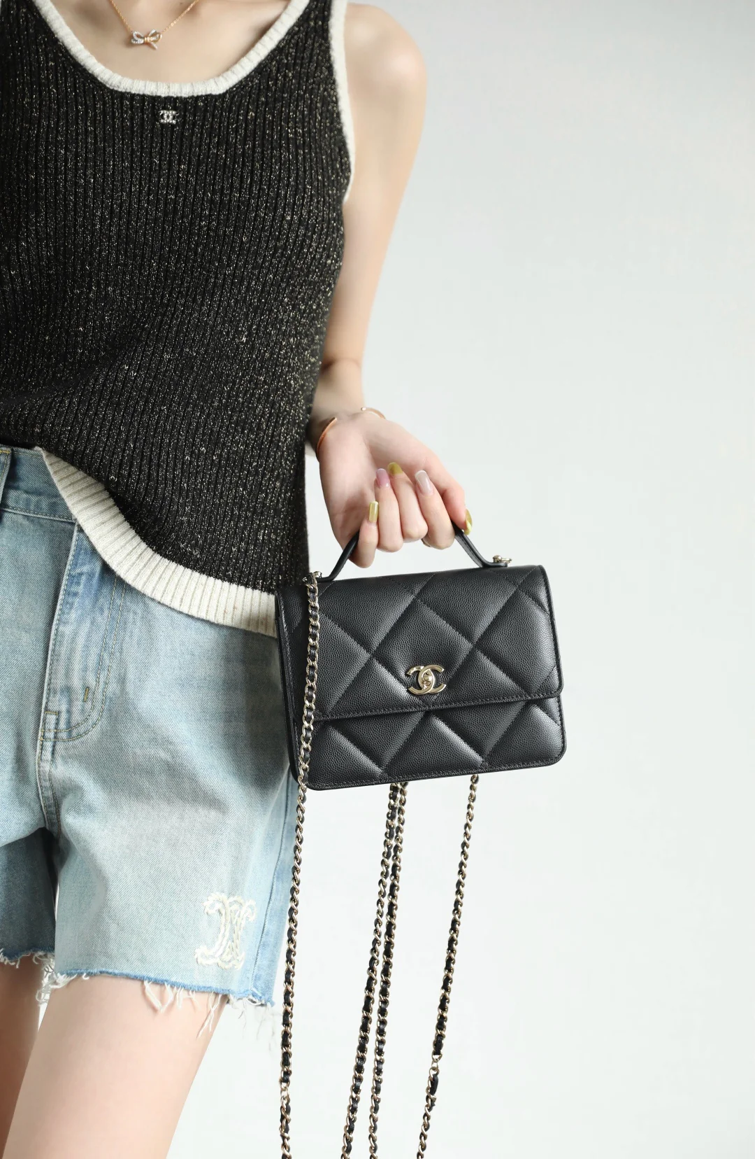 Мини-рюкзак Chanel из 25-каратного золота с крупным клетчатым узором и фурнитурой из светлого золота.