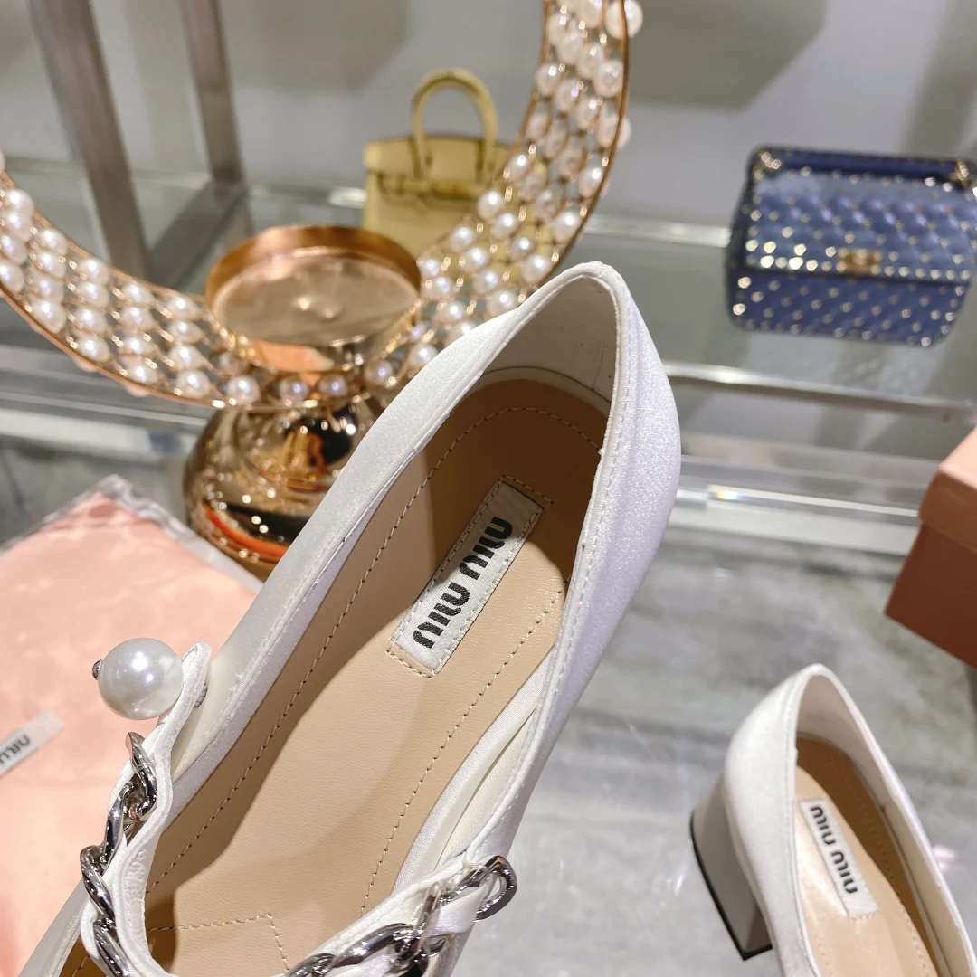 Весенняя коллекция Miu Miu 2023 - Шелковые туфли с квадратным носком - Белые