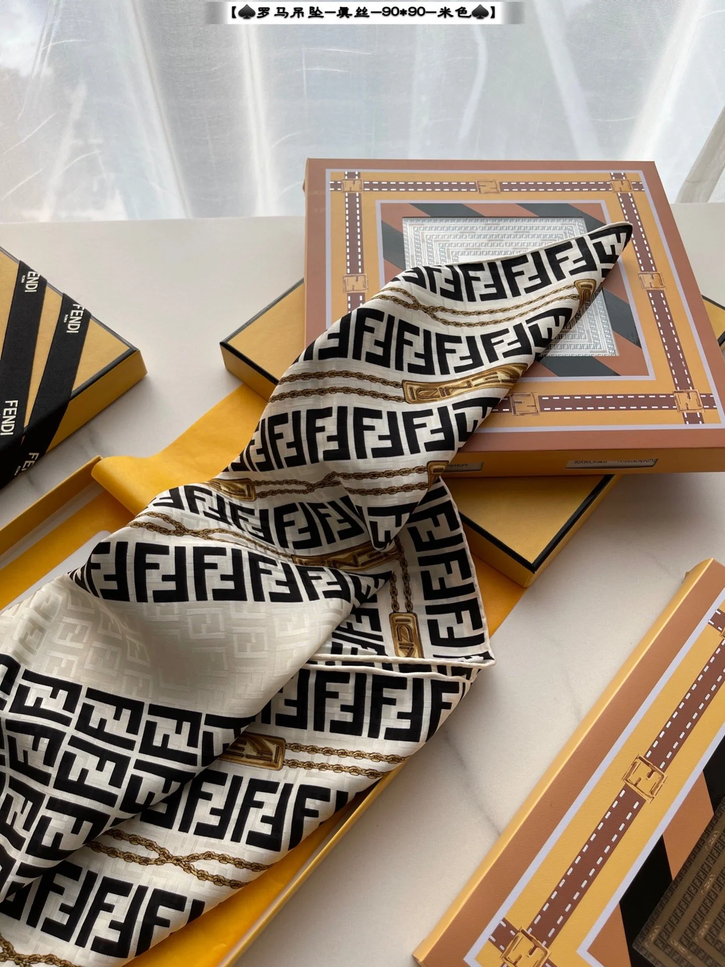 Fendi - Римский кулон с узором FF - Шелковый квадратный шарф