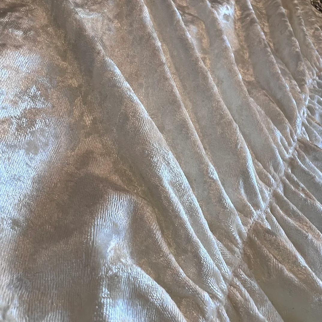 Chanel 2403 — Изысканное бархатное платье класса люкс с воротником-стойкой, украшенным стразами, и длинными рукавами неправильной формы — Белое