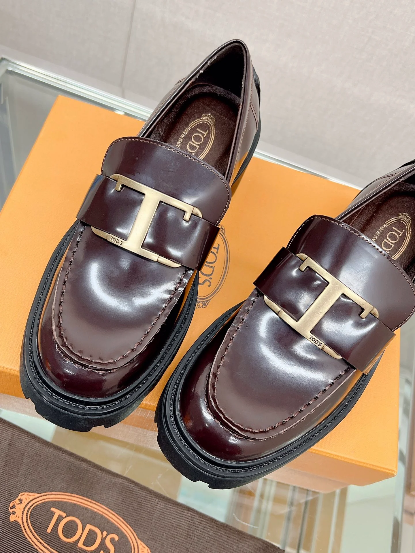 Весенняя коллекция Tods 2023 — обувь в стиле ретро с афро-прической в ??британском стиле.