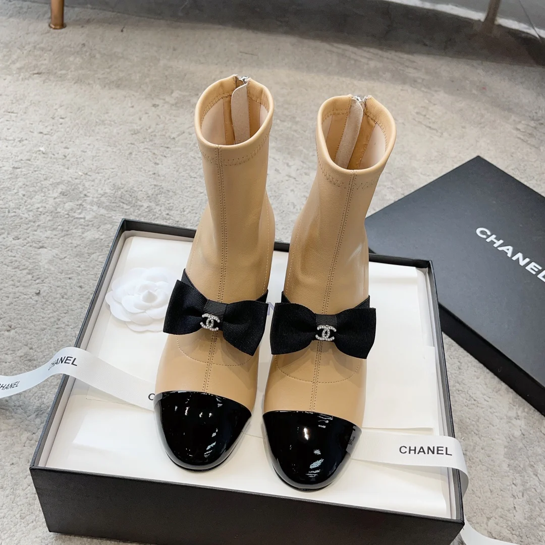 Новые поступления коллекции Chanel Pre-Fall 2023 — образ с парижского подиума — ботильоны с бантом — абрикосовый цвет.