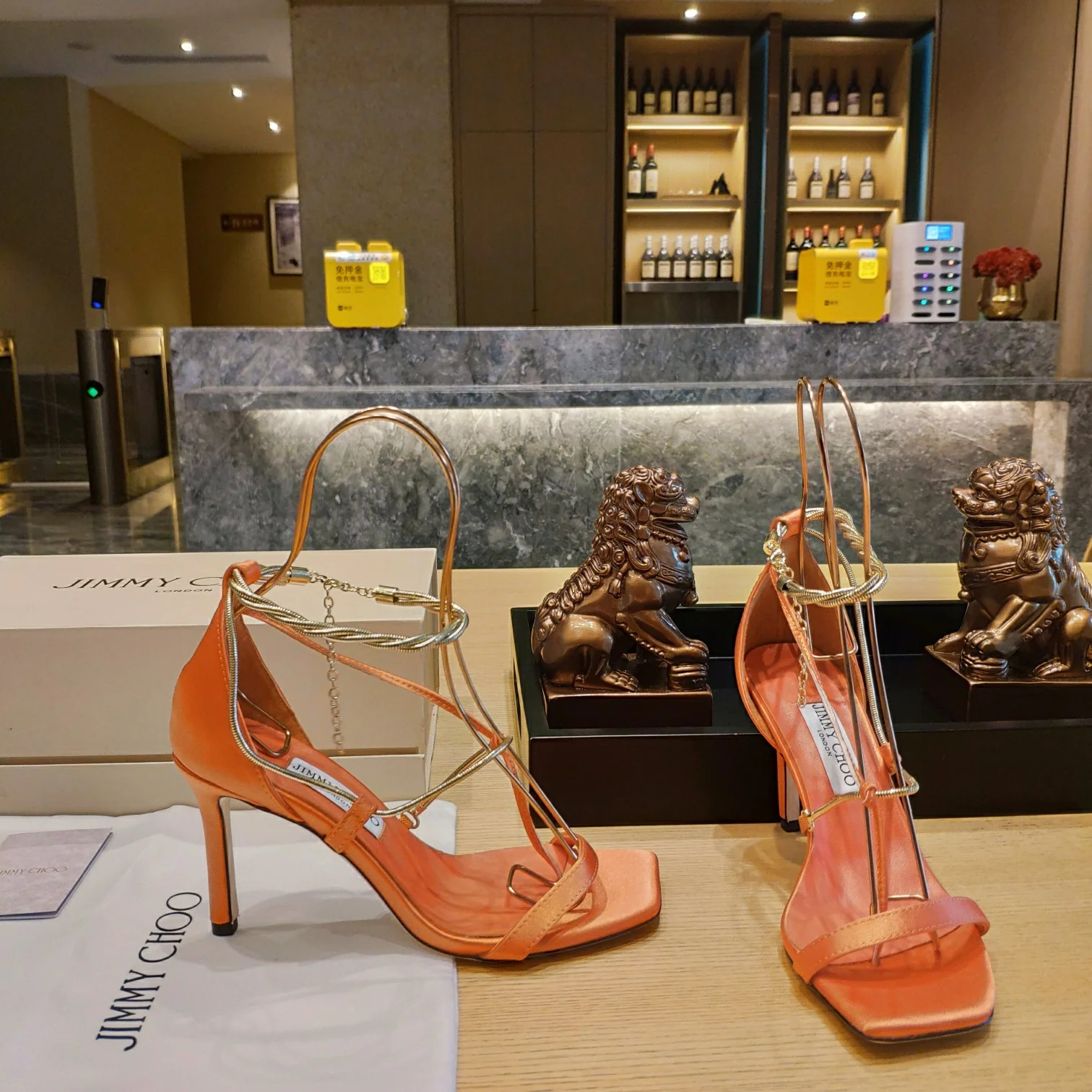 Босоножки на шпильке Jimmy с металлическими ремешками и цепочкой из проволоки — оранжевые.