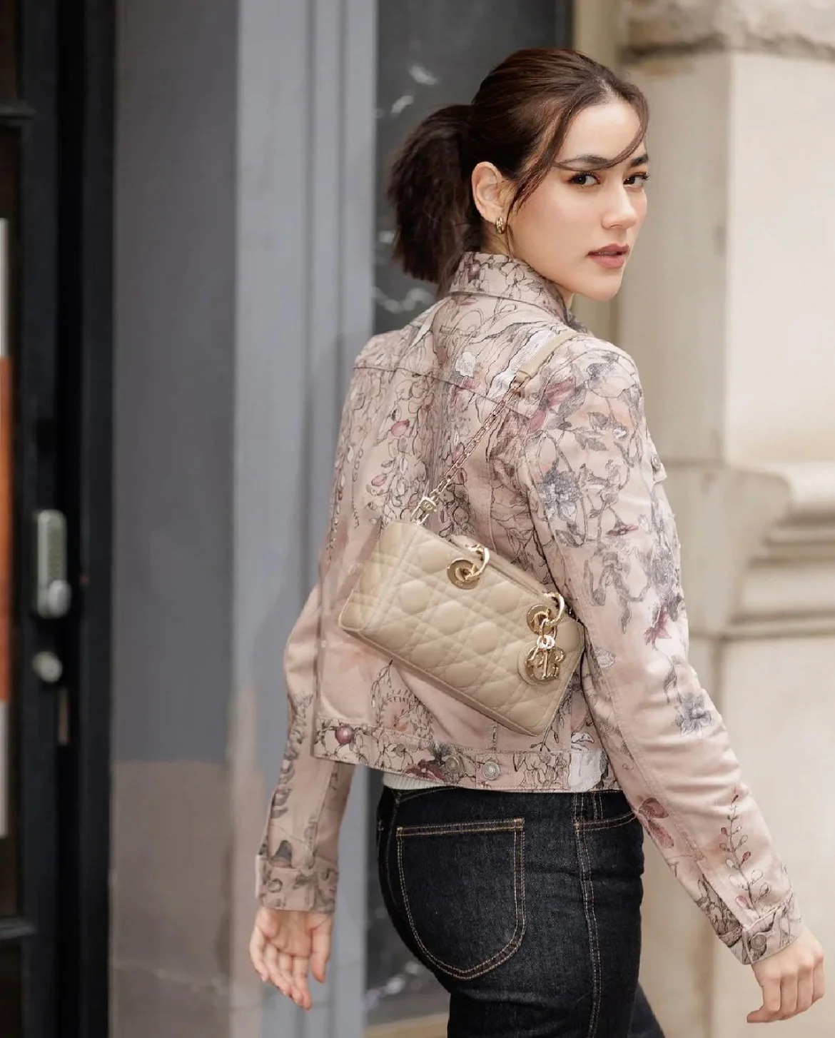 Сумочка Dior Lady d Joy, маленькая, кремово-абрикосового цвета, из овечьей кожи с узором ?каннаж?, представлена ??на фотографиях.