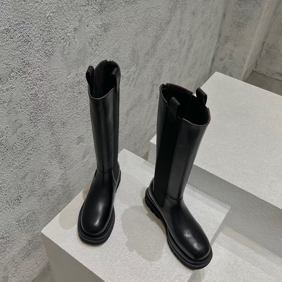 Новинка сезона осень/зима 2022 от BV - высокие сапоги с закругленным носком и застежкой-молнией сзади.