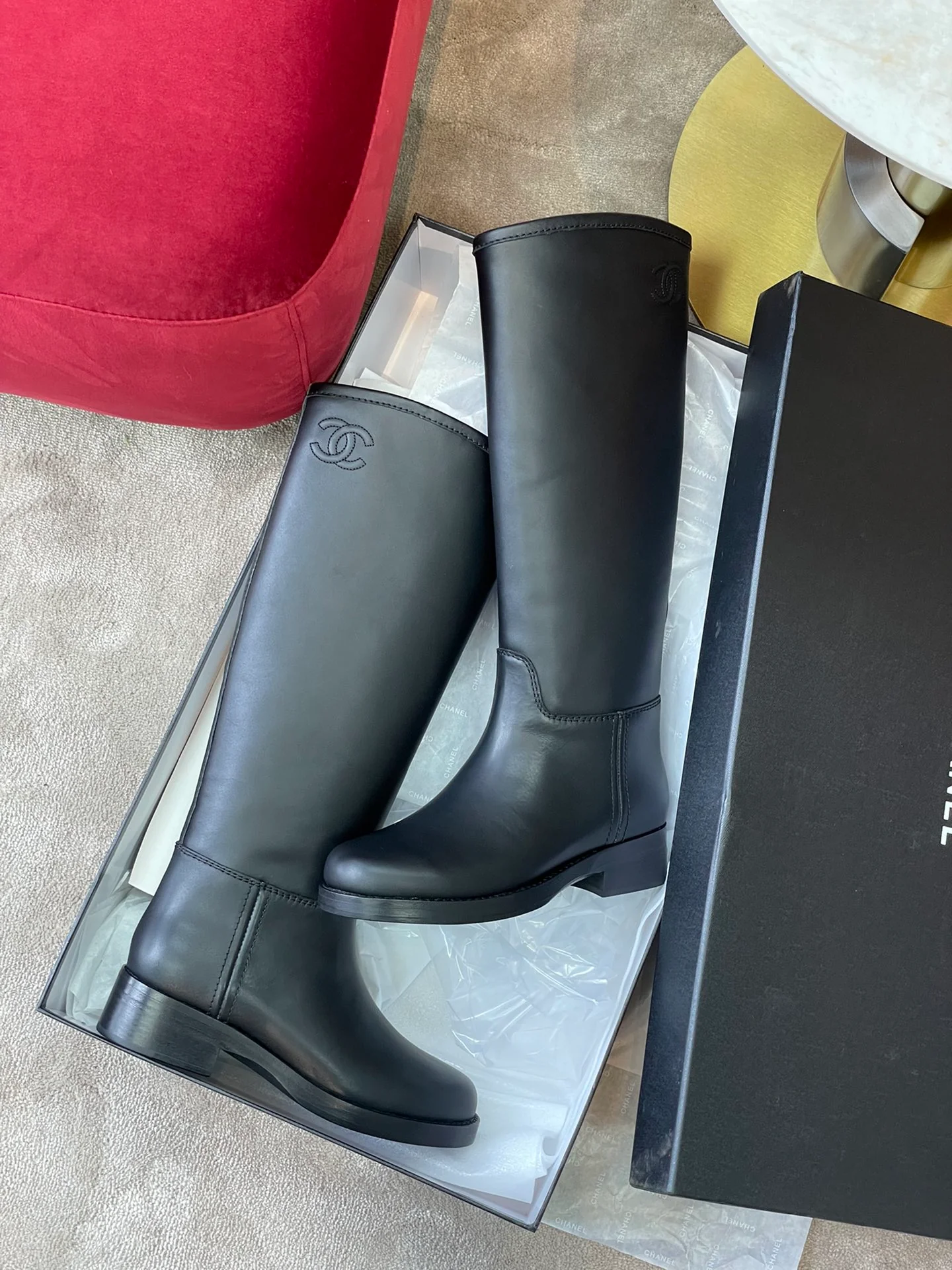 Стеганые кожаные ботинки Chanel 22a с двойной вышивкой в ??виде логотипа C, изготовлены из телячьей кожи, размер 35-41.