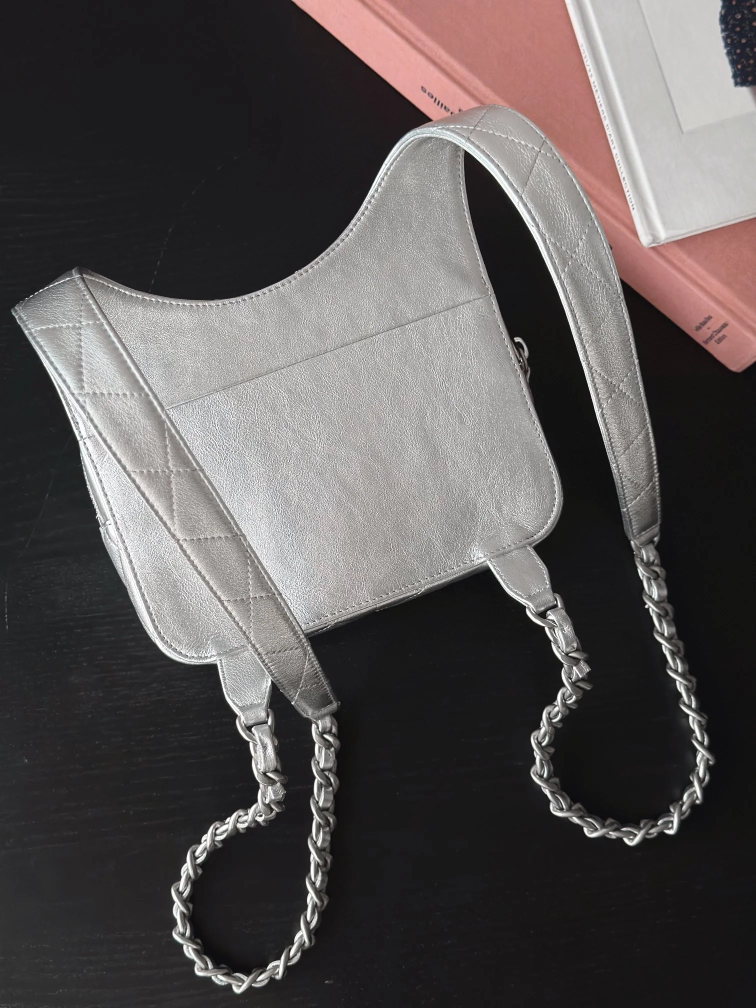 Новая коллекция Chanel весна/лето - сумка-хобо - сумка-мессенджер в стиле хиппи - серебристая