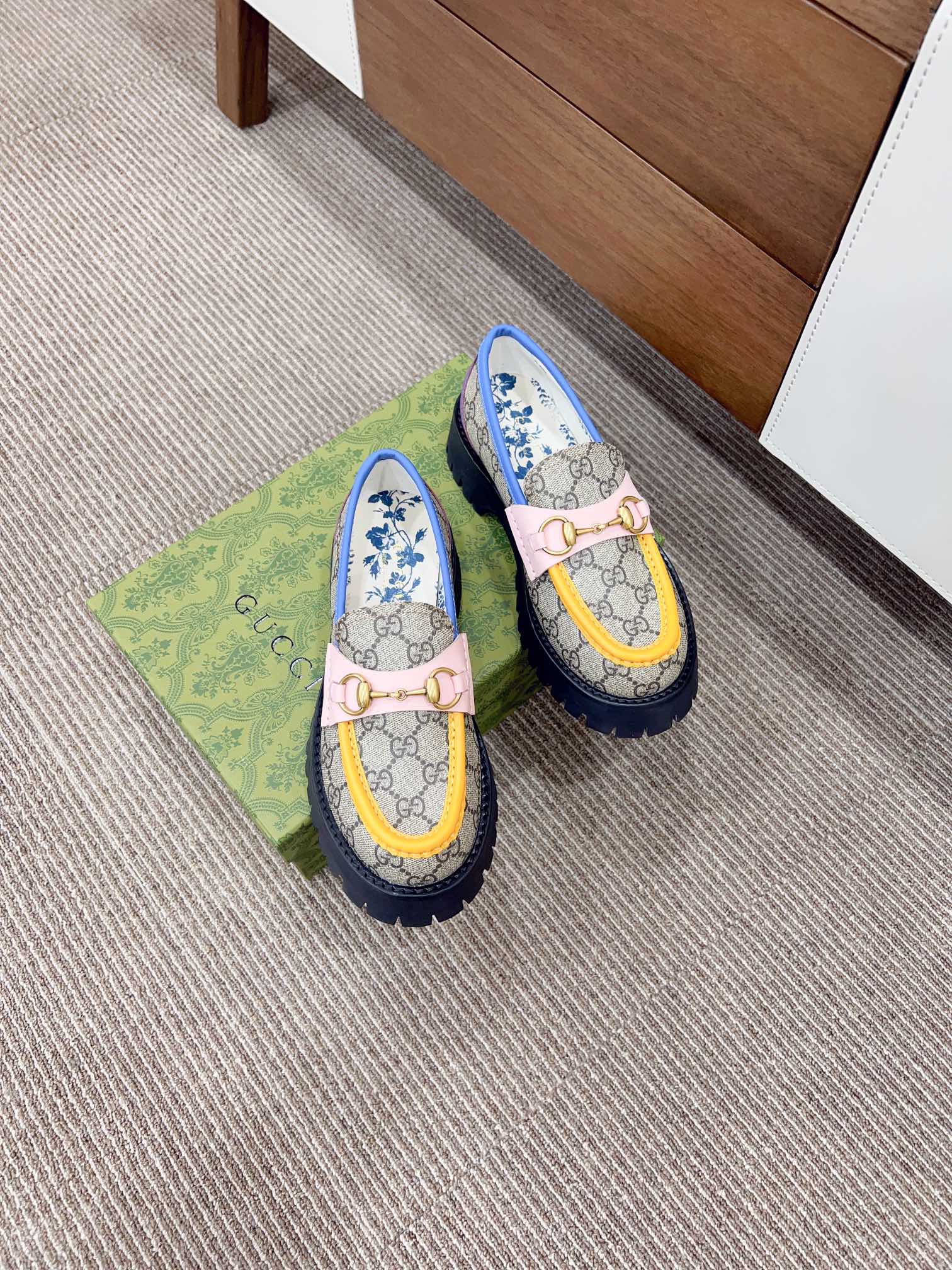 Новинка сезона осень/зима 2023 от Gucci - Лоферы - Классический монограммный дизайн с цветовыми блоками.