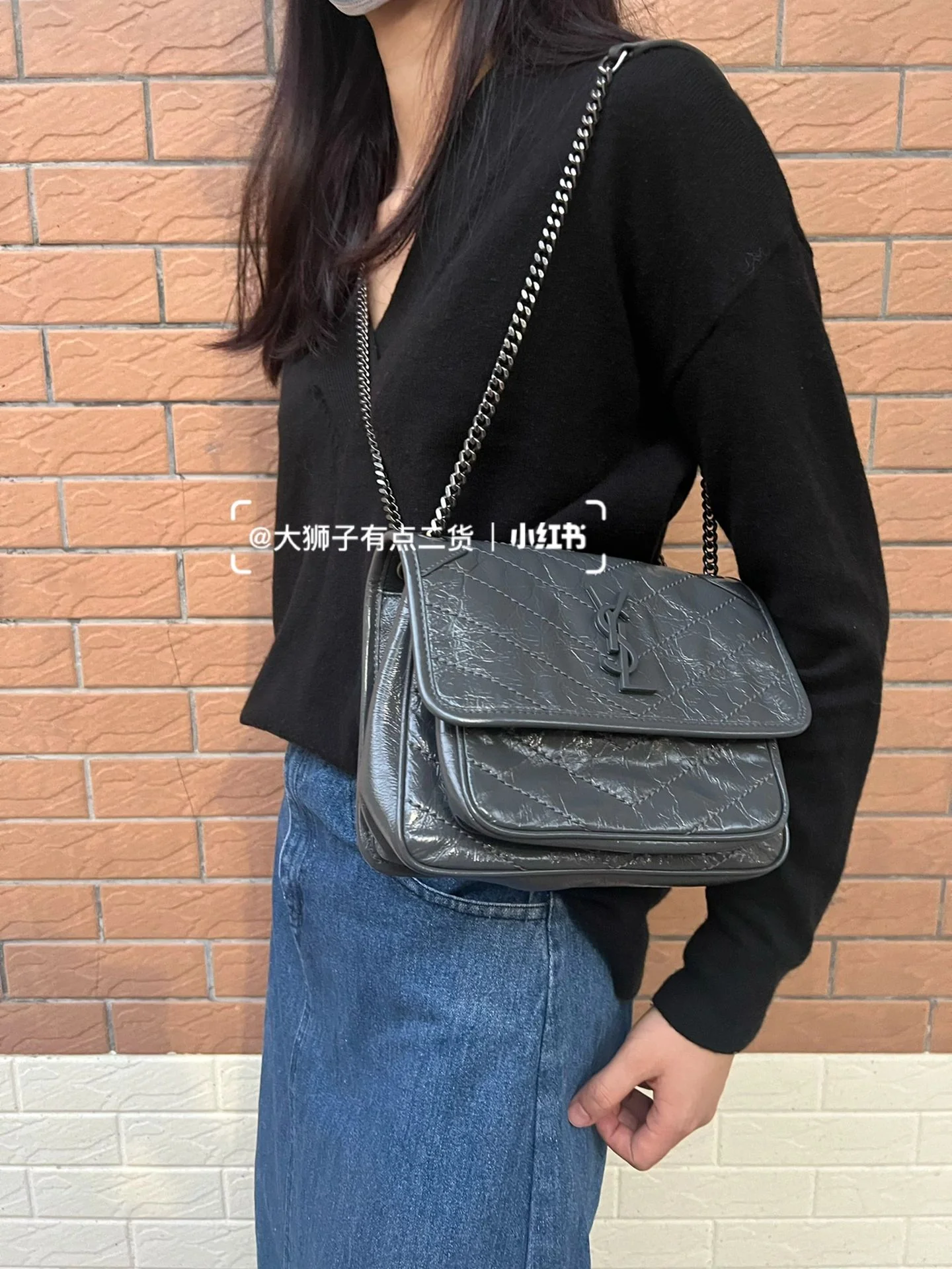 Фото YSL-niki-baby-22cm-leather-grey-on-body