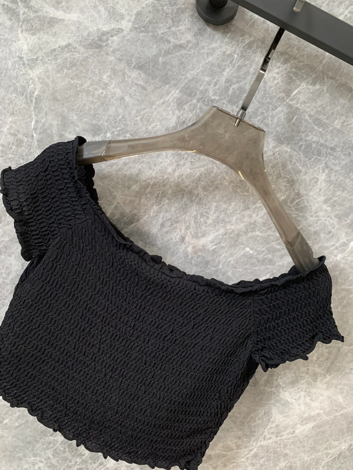 Celine - 2404 - 24ss Весна/Лето Новинка: Укороченный топ с плиссировкой и открытыми плечами