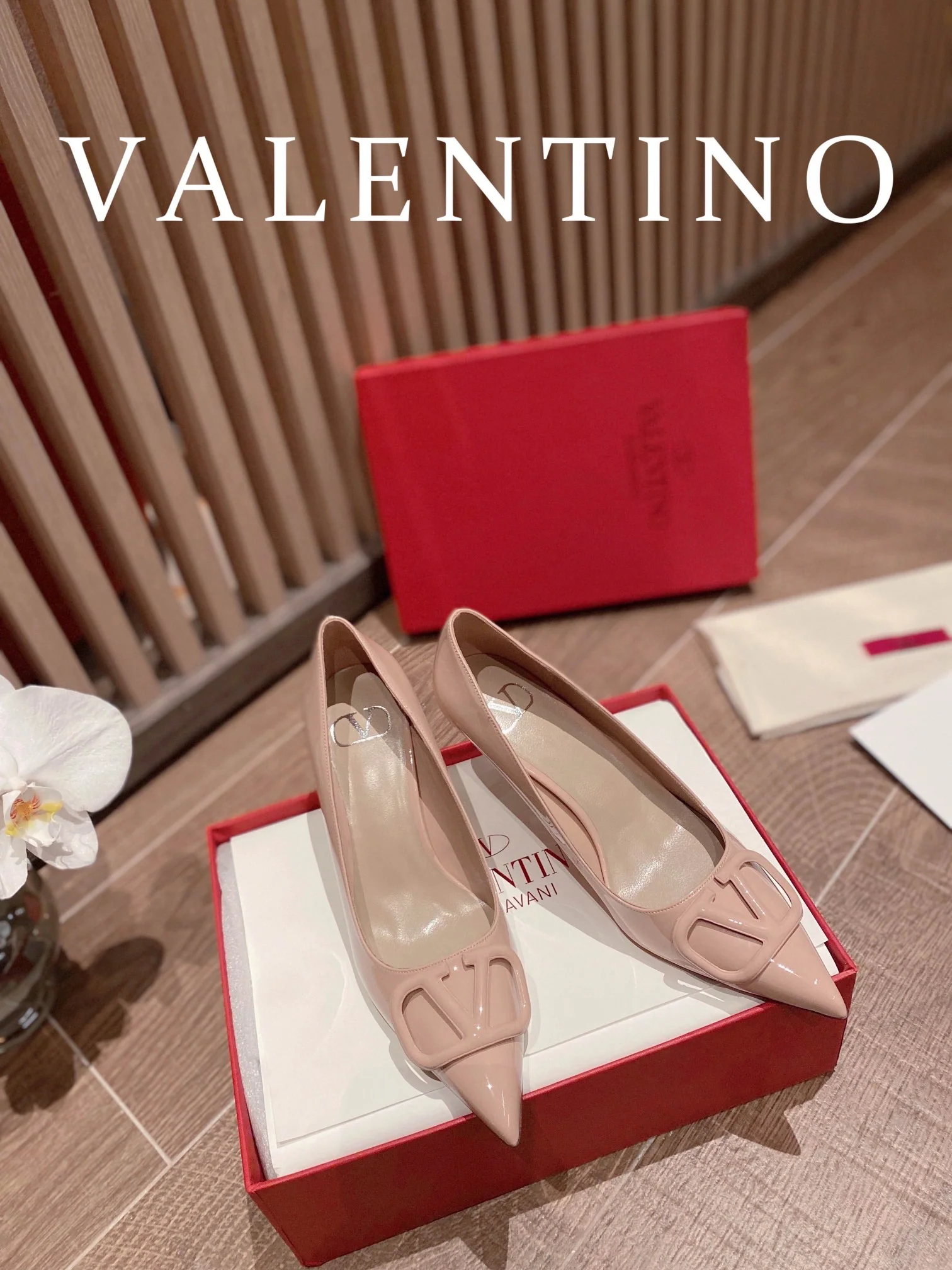 Лакированные туфли Valentino V-образной формы на каблуке - розовые