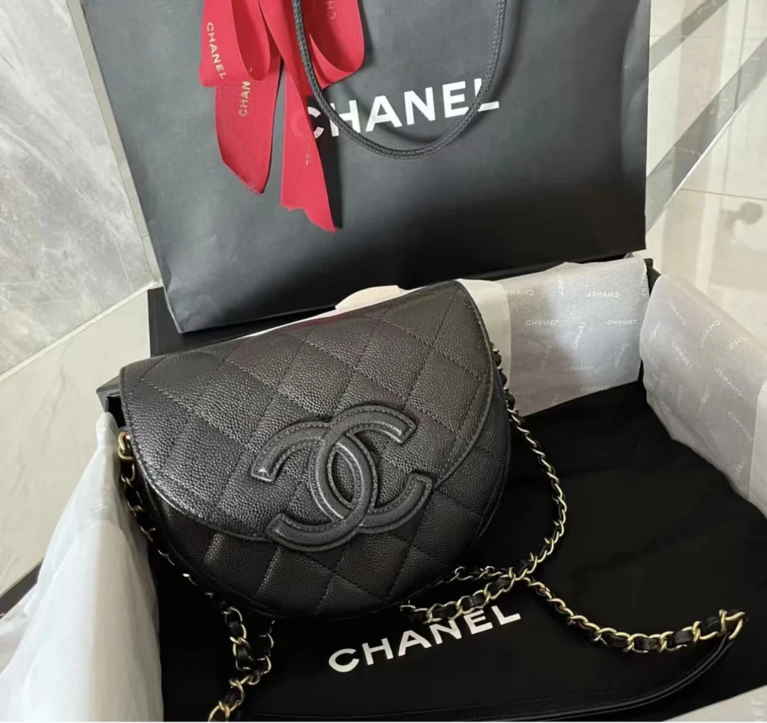 Новинка сезона весна/лето 2023 от Chanel - сумка Lychee Bull Saddle Bag - черная.
