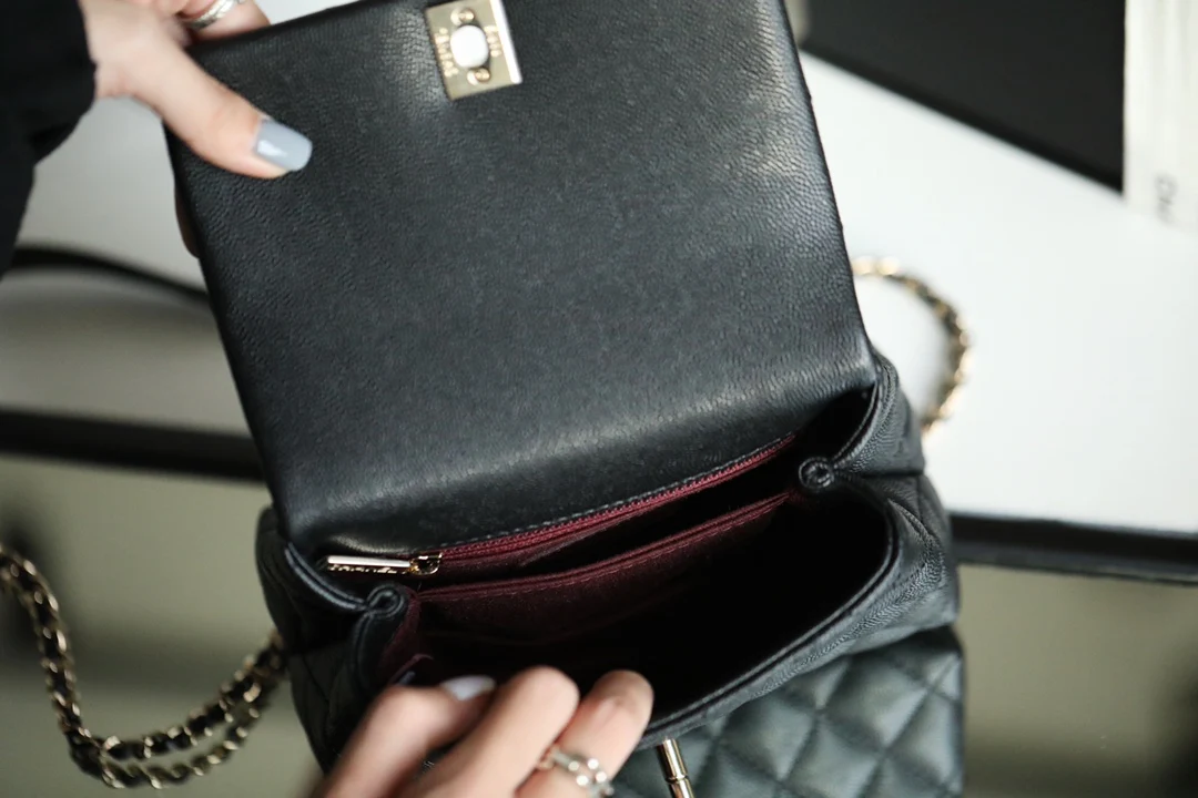 Мини-сумка Chanel Coco Handle — черная зернистая телячья кожа с бордовым ремешком на запястье — пряжка из светлого золота.