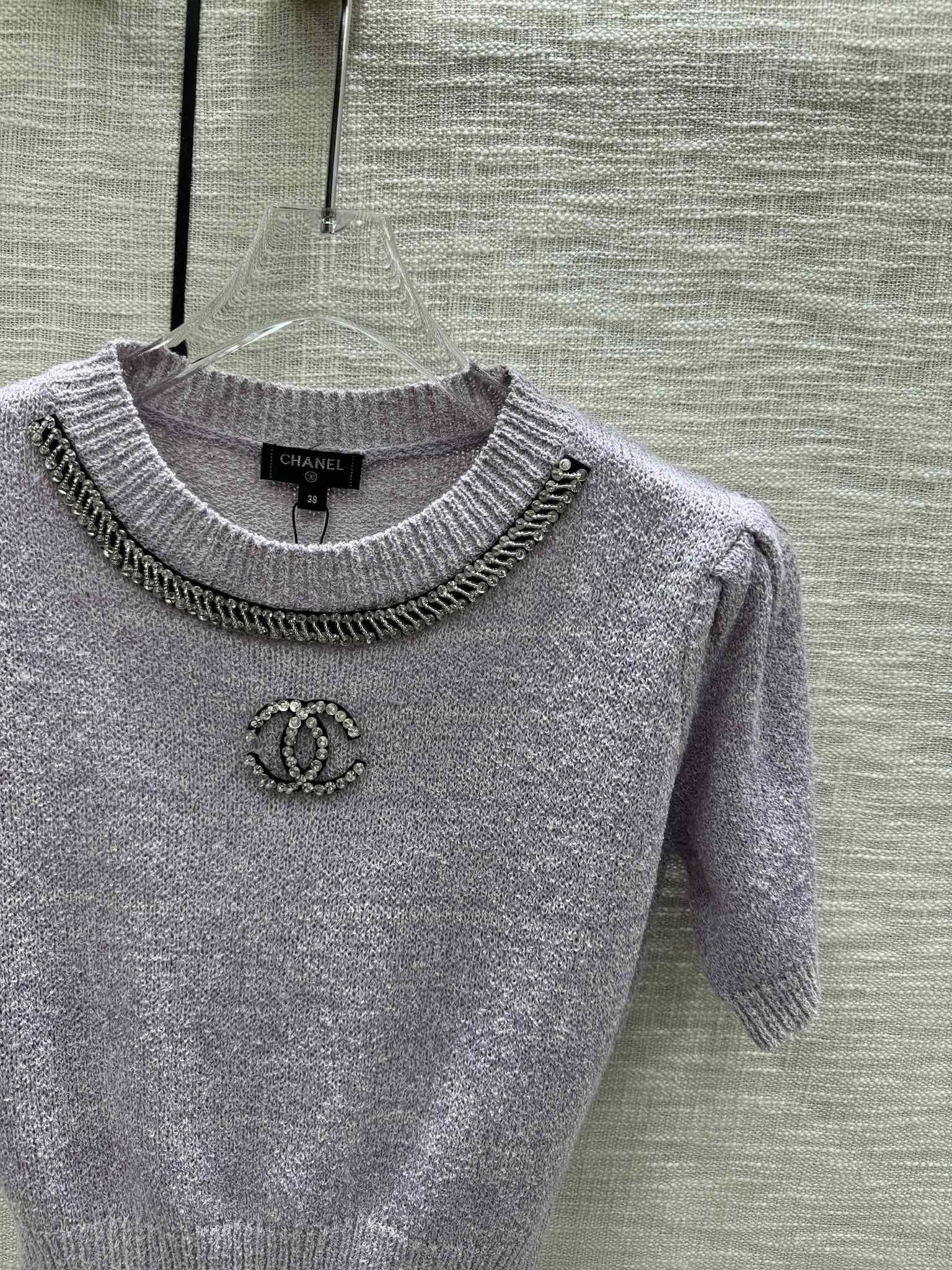 Футболка Chanel 2403 Double C Knit с коротким рукавом, серого цвета.