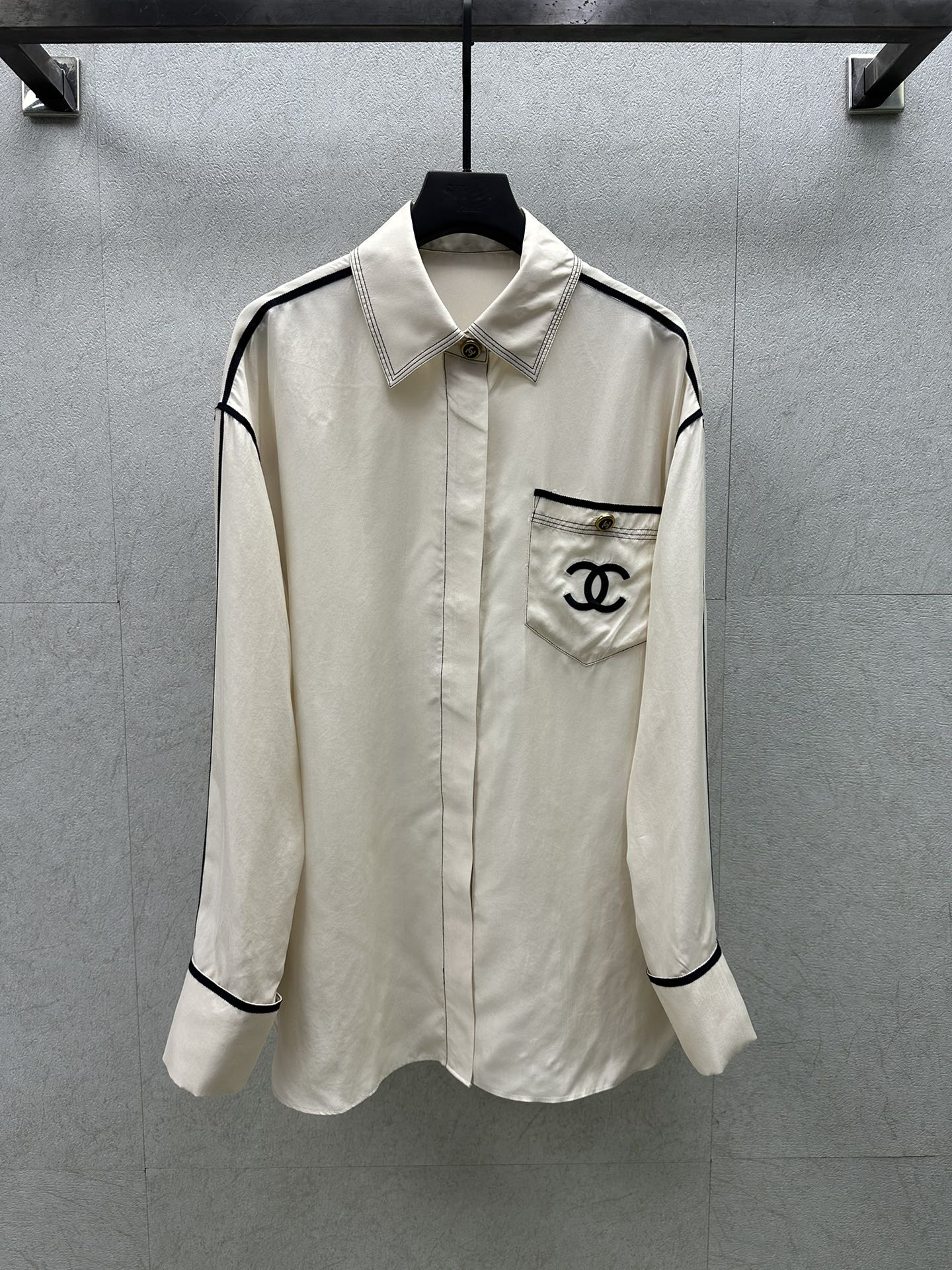 Шелковая винтажная рубашка Chanel 2403 с вышитым логотипом.