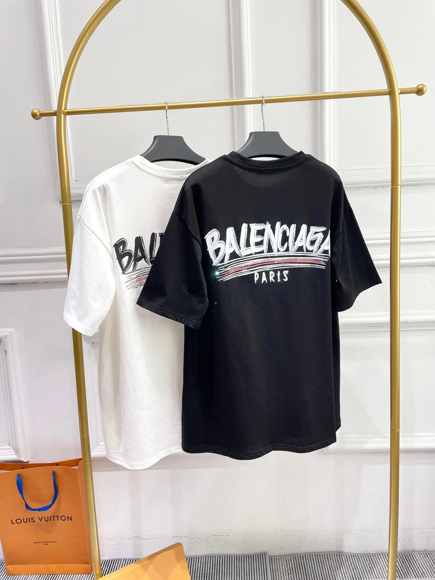 Футболка Balenciaga 2403 из хлопка с коротким рукавом, украшенная стразами и потертой надписью, свободного кроя, черная.