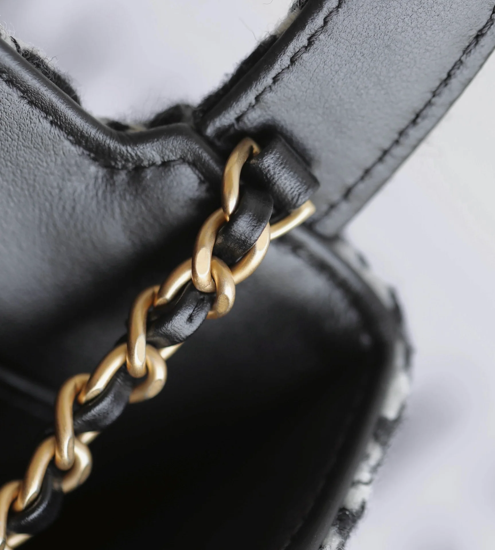 Сумка Chanel Kelly на цепочке с узором ?гусиная лапка?.