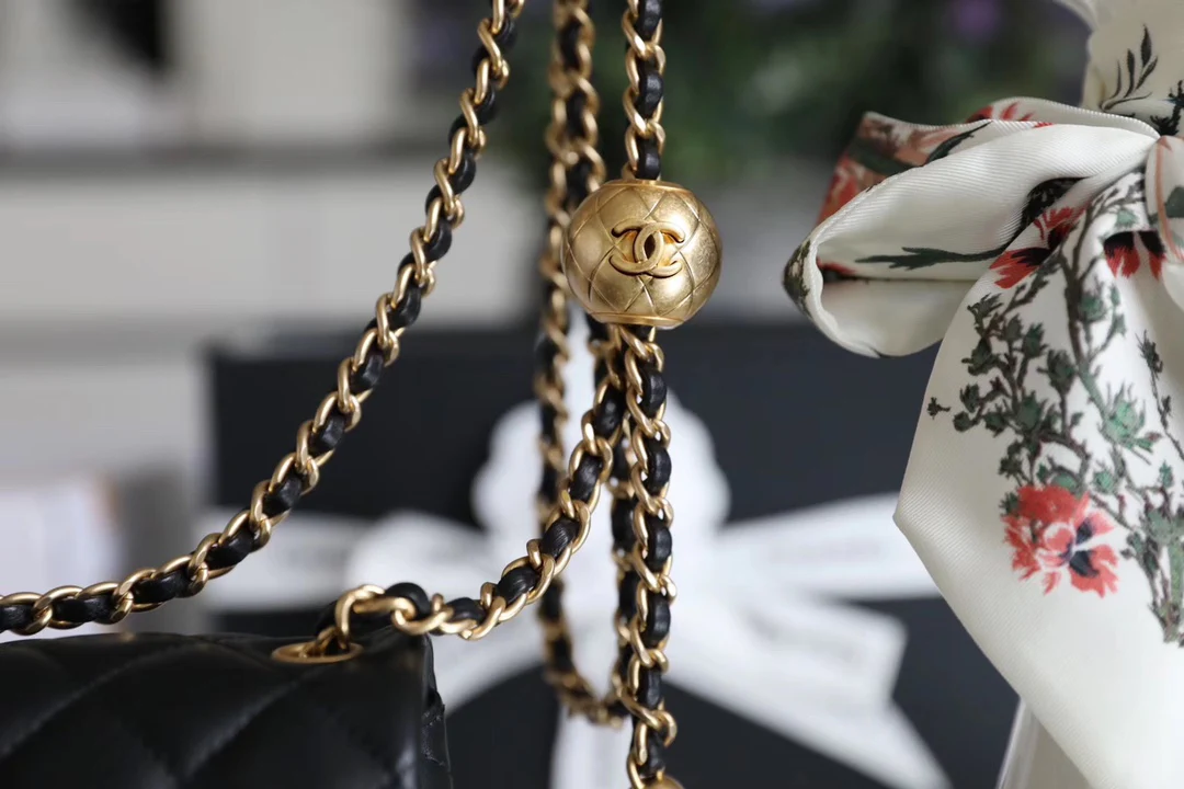 Сумка Chanel Gold Globe Square Fat Flap Bag - черная