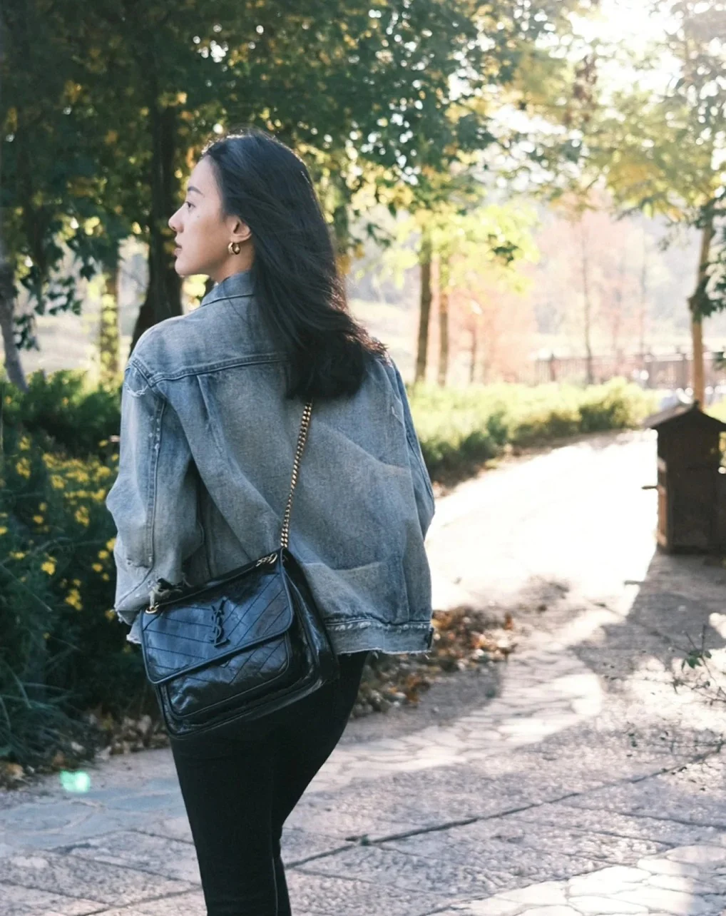 Часы YSL Niki Baby 28 см, кожаные, черные, с золотой цепочкой — на фото.