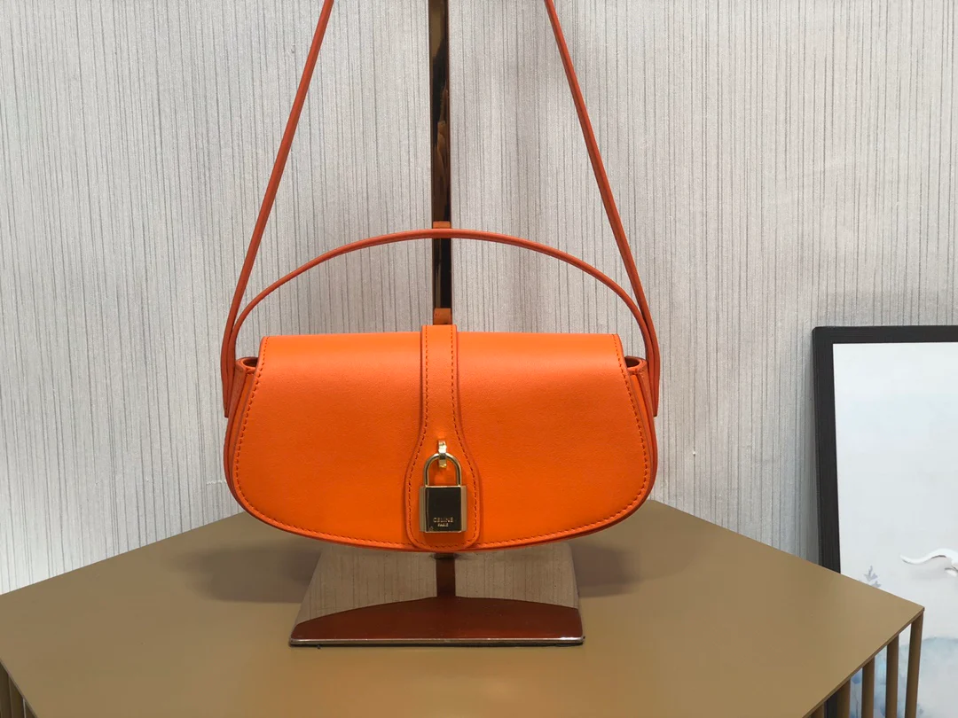 Мини-клатч Celine Tabou оранжевого цвета из зернистой коровьей кожи.