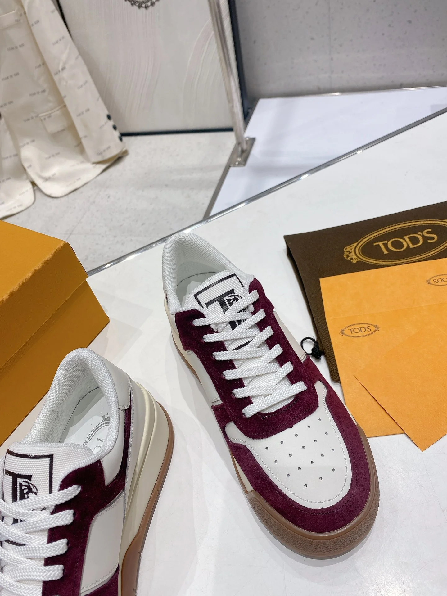 Весенняя коллекция Tods 2023 — Повседневная обувь — Парная модель — Коричневая подошва с бордовой отделкой