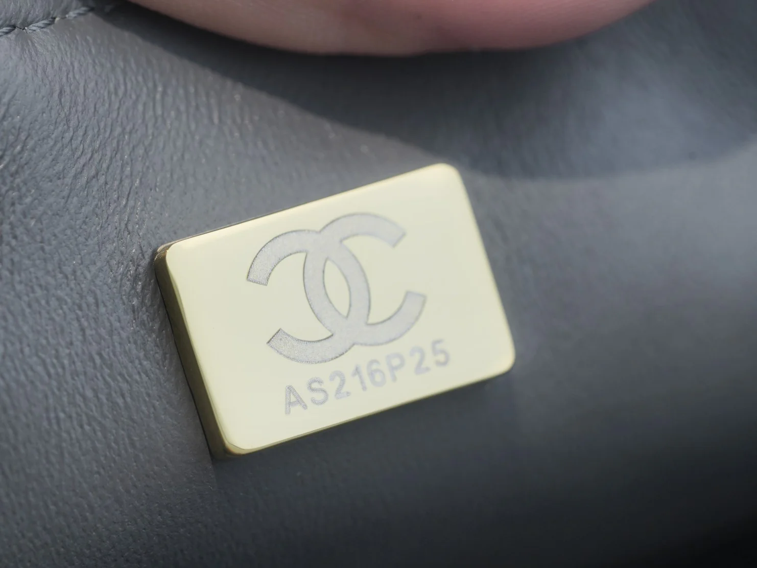 Мини-сумка Chanel CF 20 см, темно-серая, из овечьей кожи, со светло-золотистой пряжкой CF20