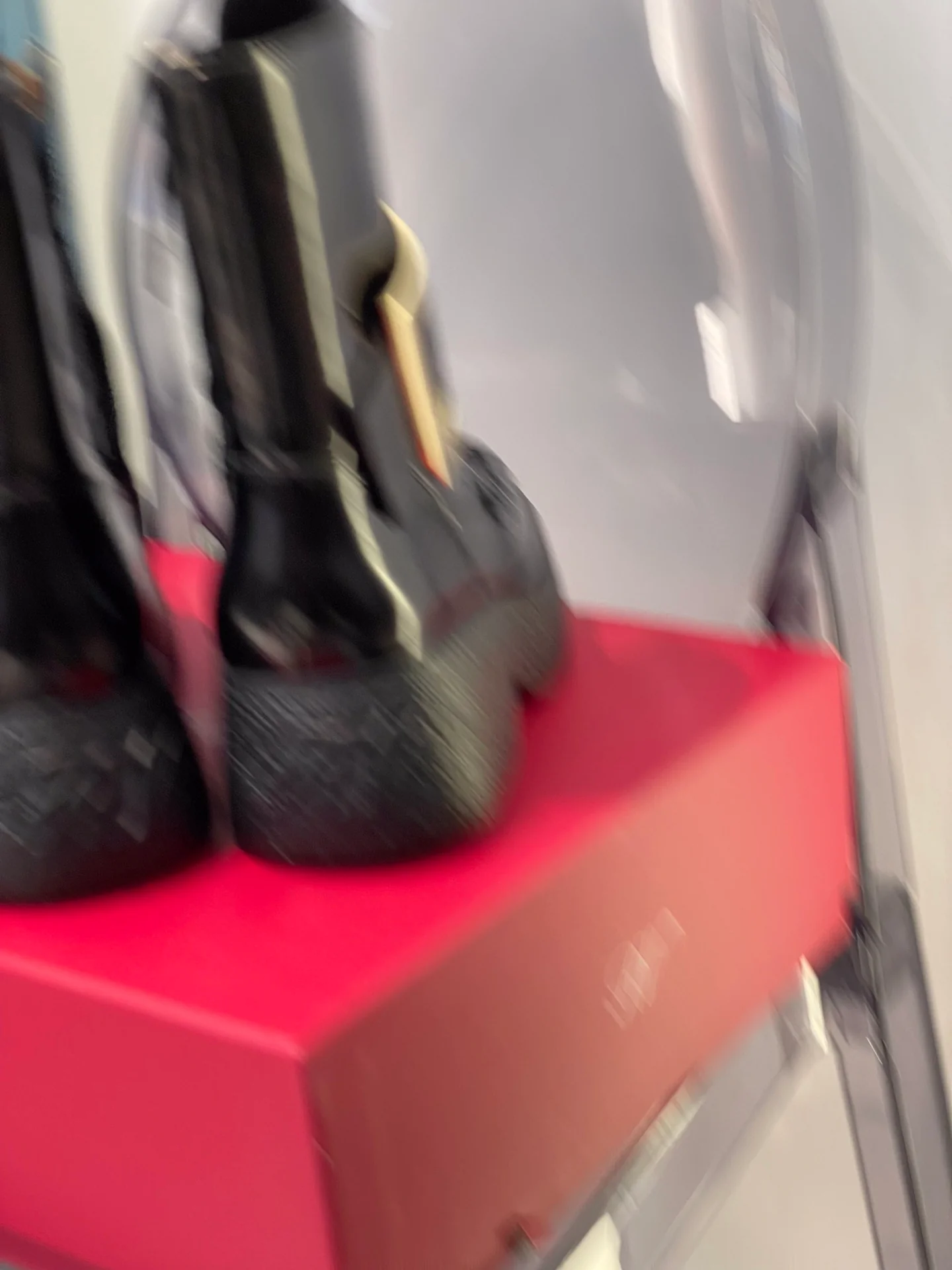 Кожаные ботинки на толстой подошве с застежкой-молнией и металлическими пряжками.